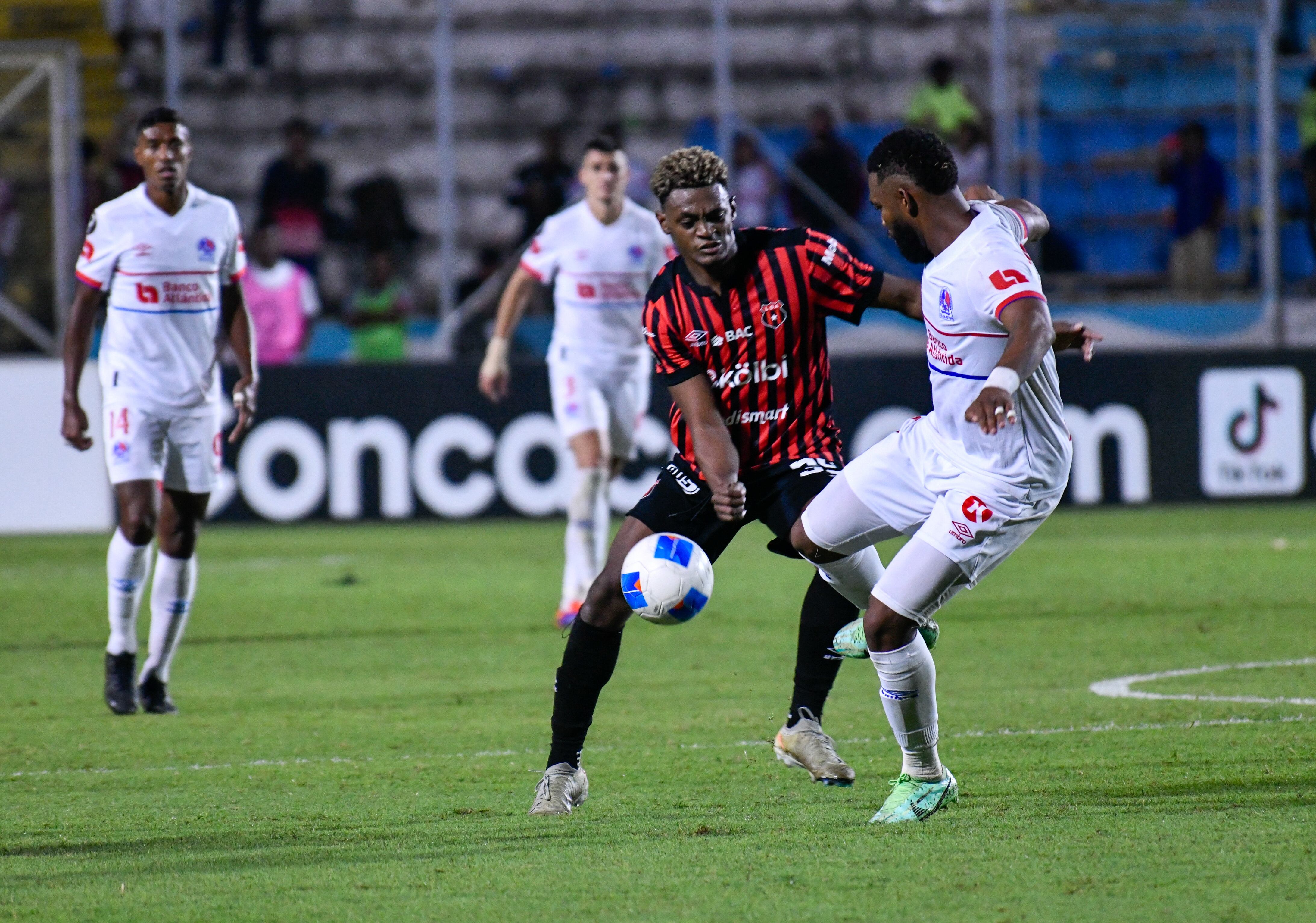 Rashir Parkins hizo un buen juego con Liga Deportiva Alajuelense ante Olimpia. El volante fue convocado por Miguel Herrera al microciclo de la Selección de Costa Rica.