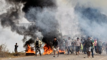 Fuertes choques entre policías y manifestantes en el desbloqueo de una ruta en Bolivia