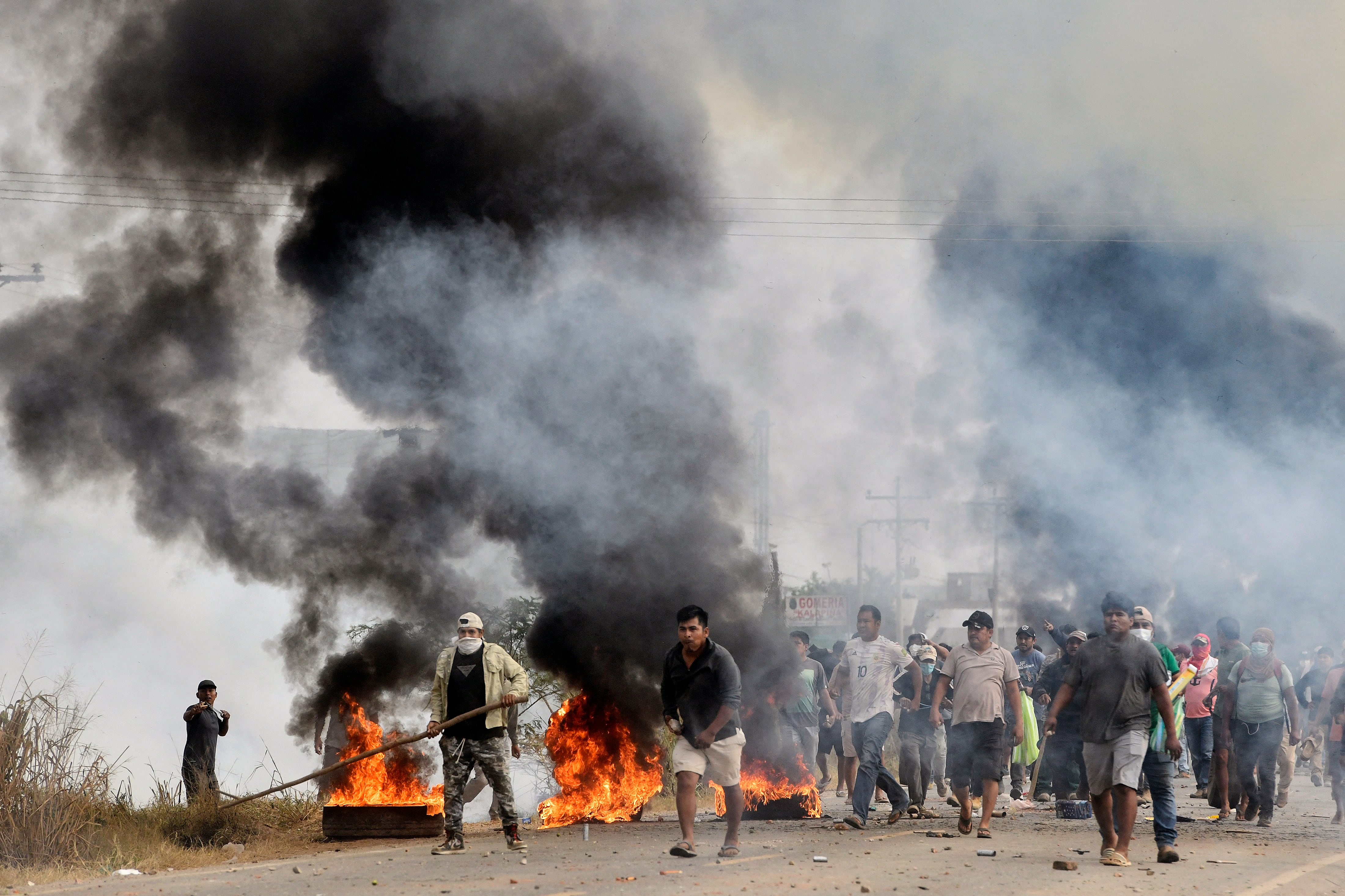 Manifestantes antigubernamentales se enfrentan con policías y civiles durante una operación para despejar un bloqueo de carretera en San Julián, departamento de Santa Cruz, Bolivia