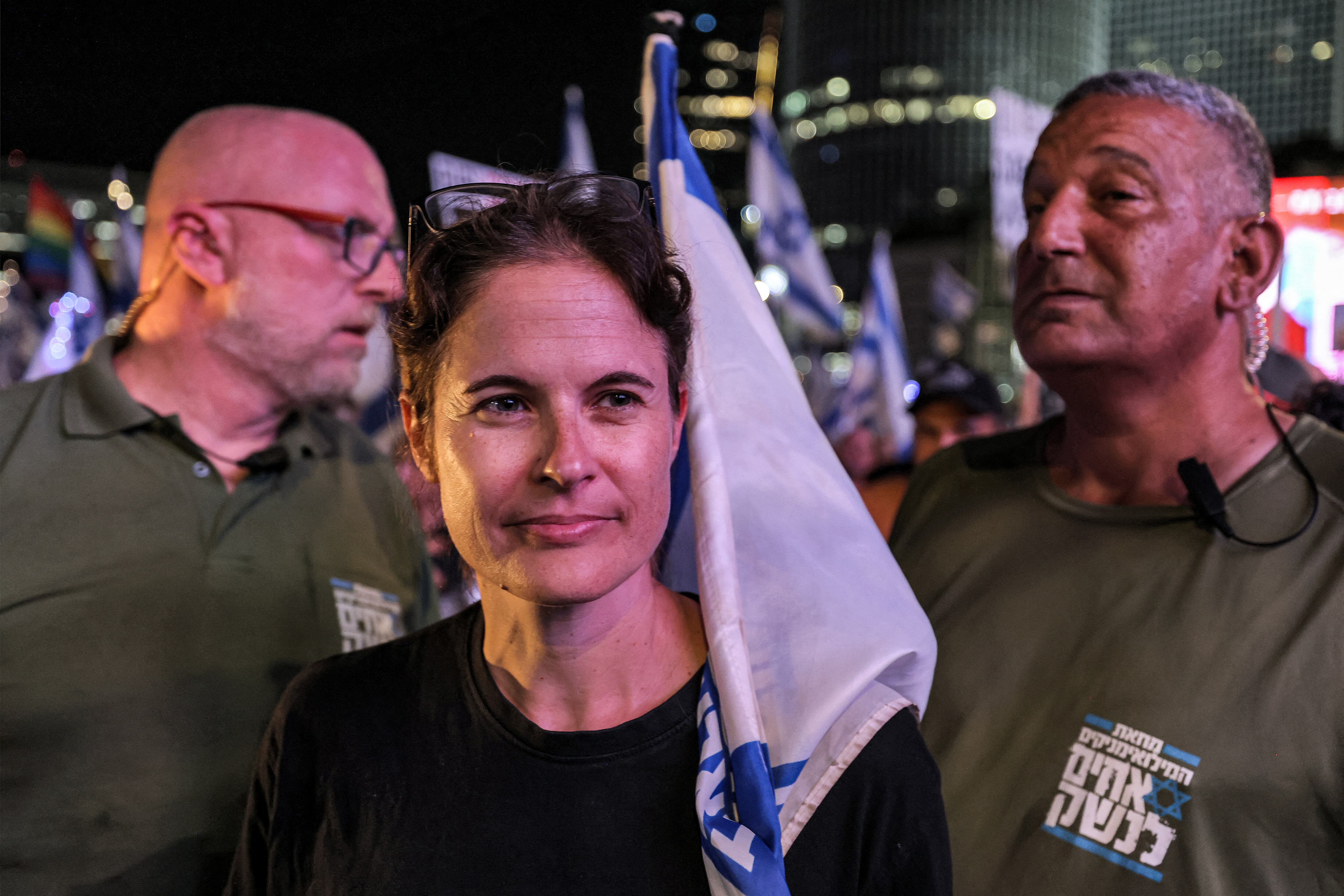 Shikma Bressler, una de las líderes del movimiento contra el plan de reforma judicial del gobierno israelí, llega con guardaespaldas a la protesta semanal en Tel Aviv