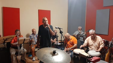 Cantante nacional atraviesa fuerte complicación de salud y piden oraciones por él