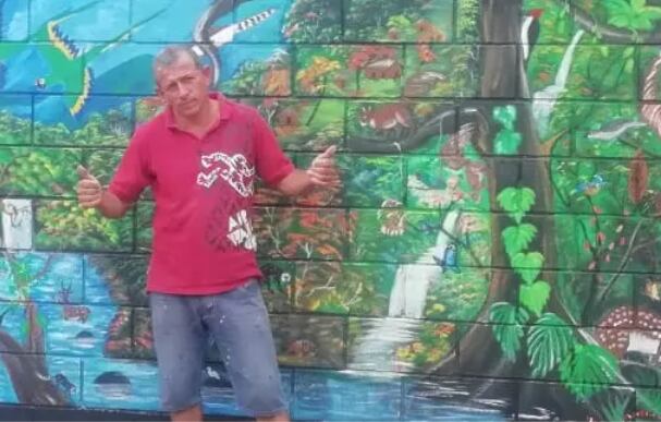 Martín Ureña es artista en Siquirres.