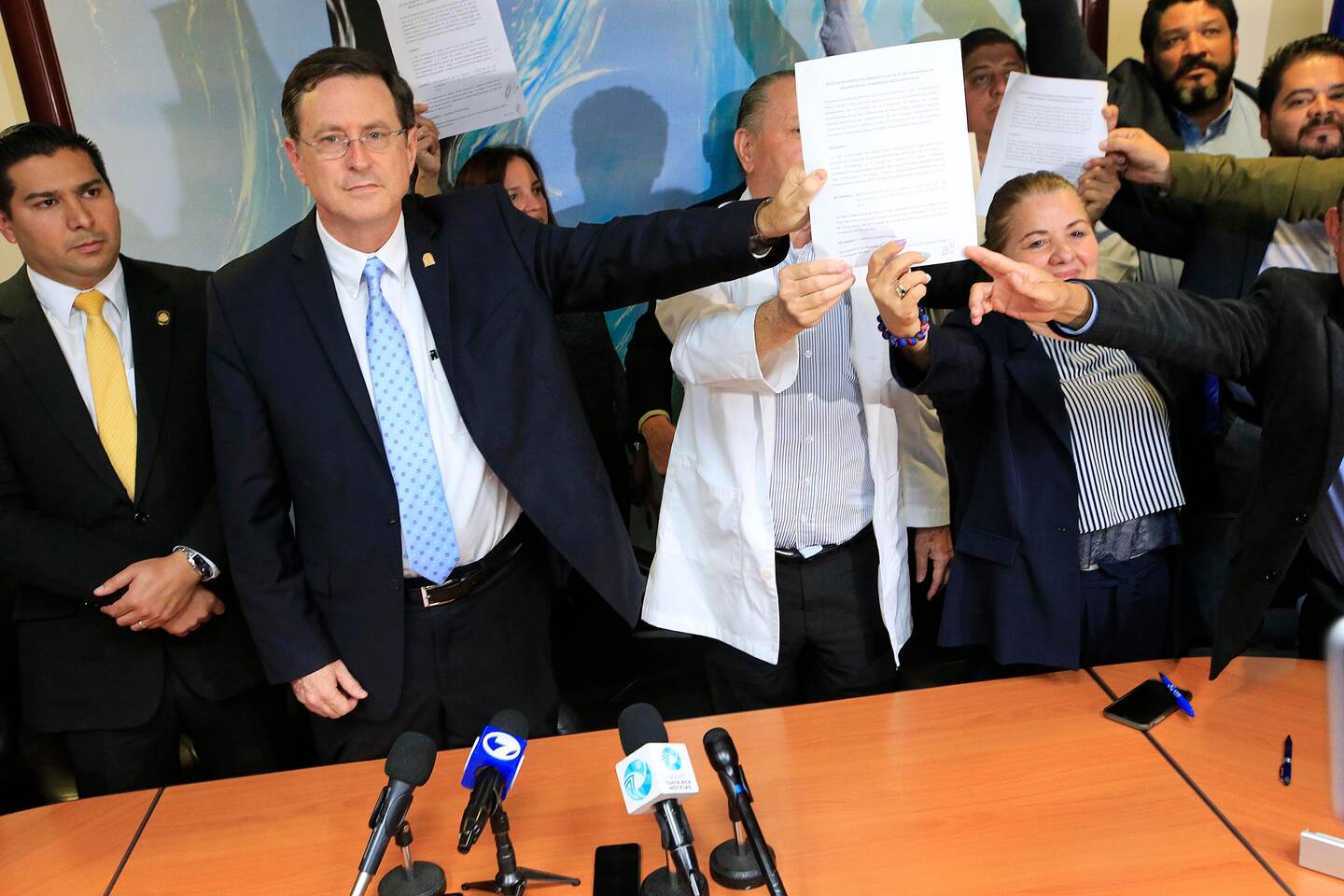12/08/2019 Caja Costarricense de Seguro Social. Reunión entre sindicatos y autoridades de la CCSS sobre huelga en el sector salud. Estuvieron presentes como representantes del gobierno, los ministros de la Presidencia y Trabajo: Victor Morales Mora y Steven Núnez, respectivamente, así como el presidente de la Caja, Román Macaya. También, entre otros, Lenin Hernández, secretario general del Sindicato Nacional de Enfermería A las 6:00 p,m. Se anunció acuerdo para deponer la huelga. Foto: Rafael Pacheco