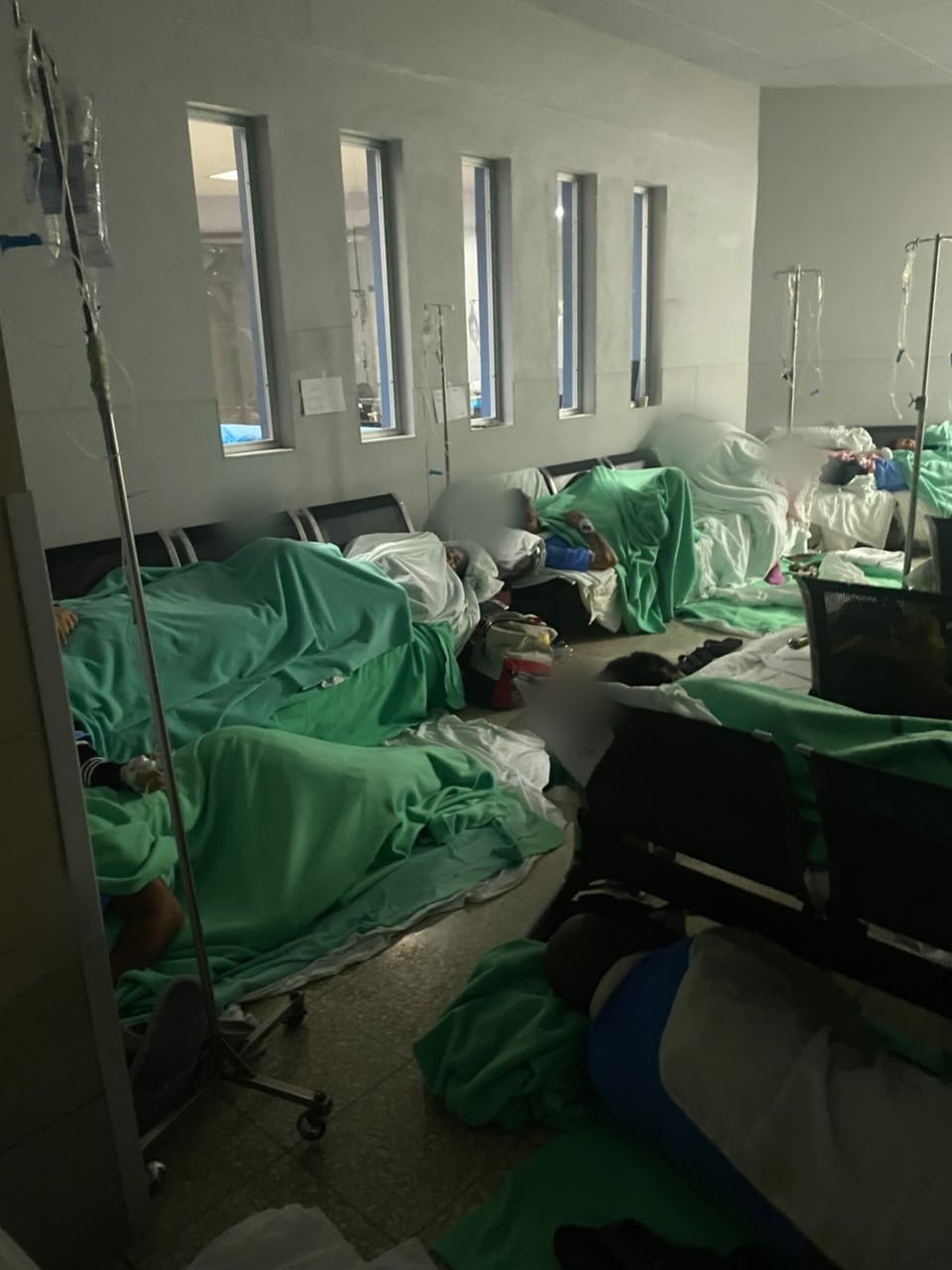 Las largas esperas afectan a personas de distintas edades. Un padre denunció que su hijo compartió espacio con unos 30 pacientes durante su internamiento.