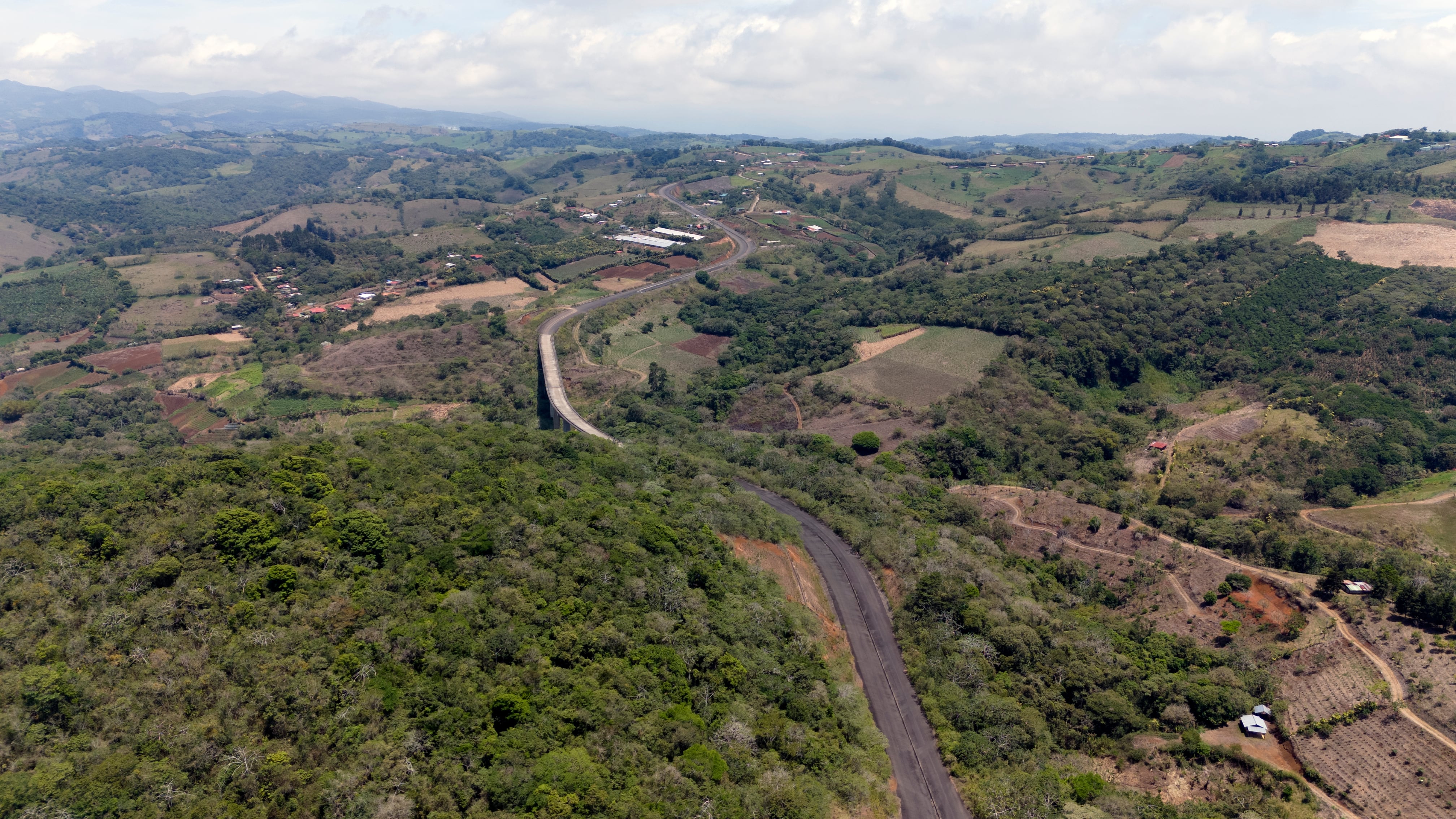 Tramo central de la carretera a San Carlos entre Sifón y La Abundancia.