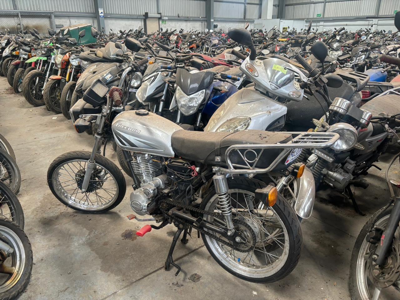 Motocicletas son acumuladas una tras otra luego de que sus dueños decidieran no reclamarlas
