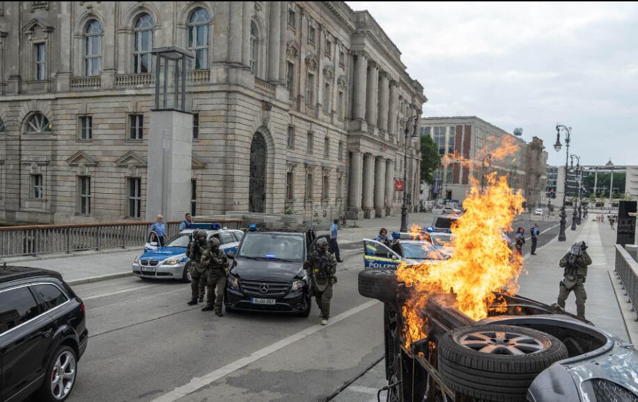 Las explosiones y persecuciones son elementos constantes en la película 'Contrarreloj'.