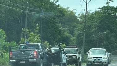 OIJ busca a ocupantes de vehículo gris ligado a ataque en Limón donde murió un policía (video)