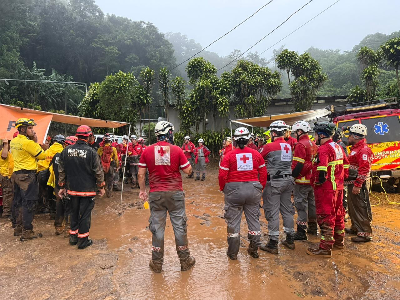 Dolor en San Ramón: deslizamiento por fuertes lluvias cobra la vida de una niña y dos adultos, la noche de este sábado 4 de octubre del 2025. Foto: Cruz Roja
