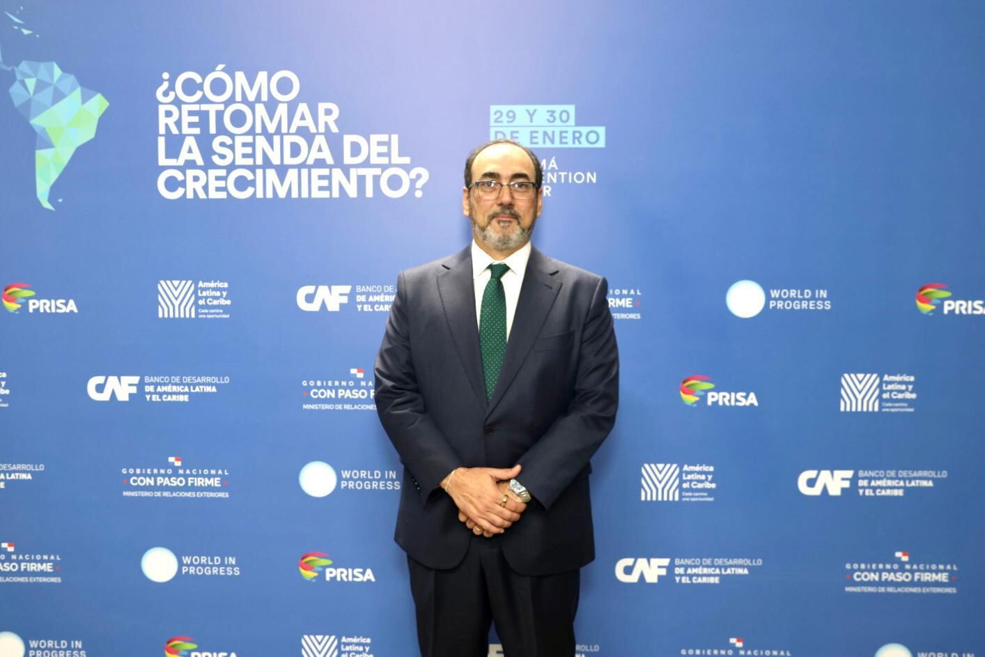 Sergio Díaz-Granados, presidente de CAF, posa frente a un panel con logos institucionales y el lema "¿Cómo retomar la senda del crecimiento?" durante un evento sobre economía en América Latina.