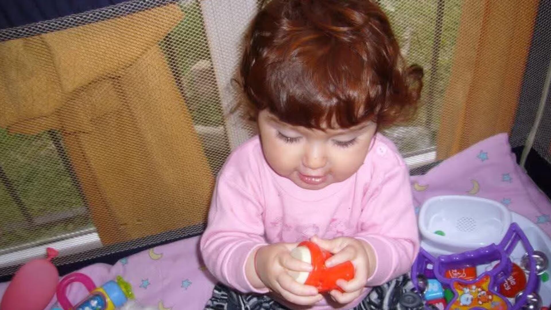 Cuando Juana tenía cerca de un año, Valeria notó que su sueño era diferente: no se despertaba por dolor, simplemente no tenía sueño y quería jugar en plena madrugada.