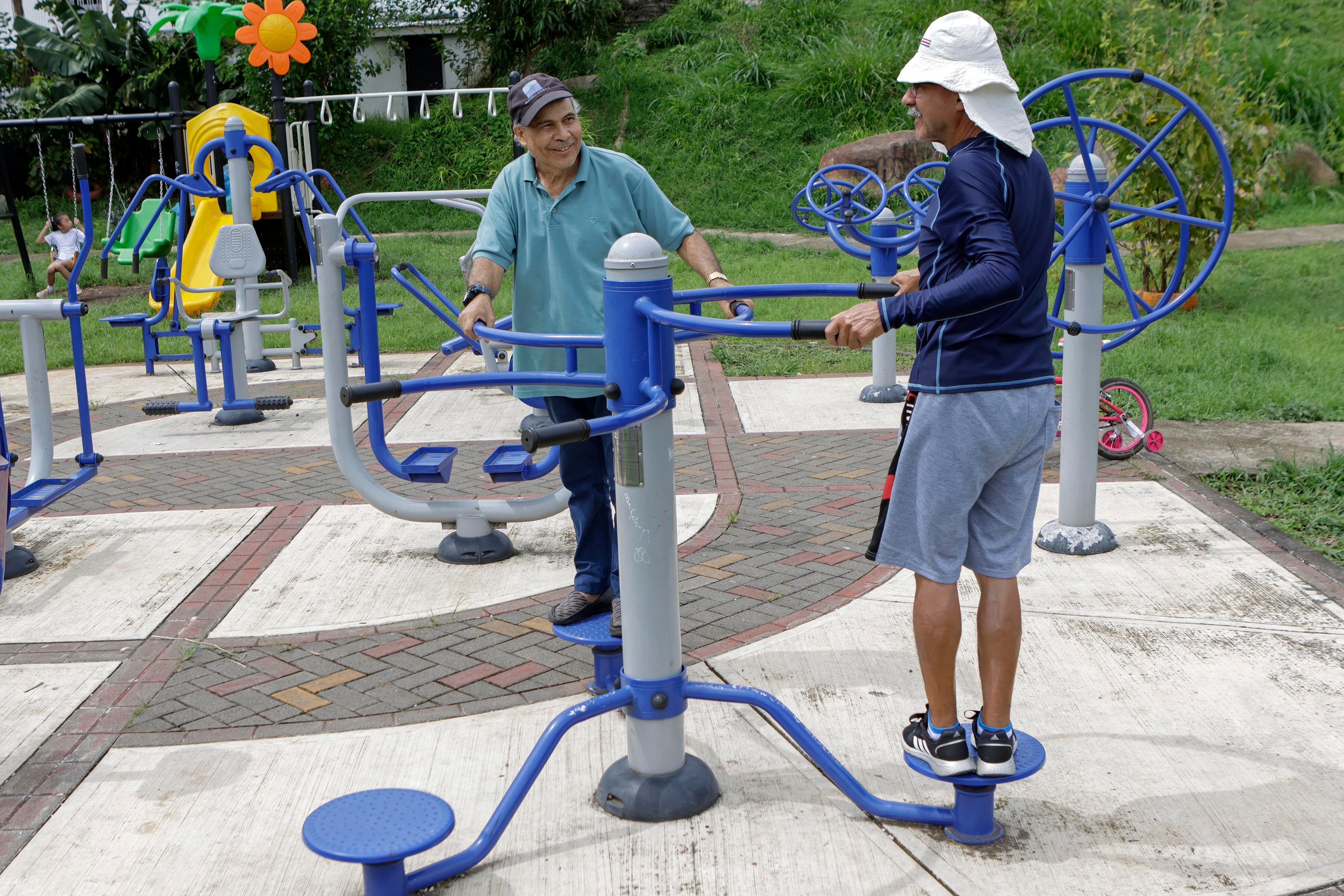 17/10/2023. hora: 08:30 a.m. Fotografías de adultos mayores para ilustrar la presentación de un estudio de la Universidad de Costa Rica (UCR) sobre el nuevo perfil de la población adulta mayor del siglo XXI. En la foto, Antonio Valverde, de 68 años, visita a veces un parquecito en San Juan de Dios de Desamparados para hacer ejercicios. El tiene pensión pero asegura que es muy poco dinero, pero con ella se mantienen él, su esposa y una niña que cuidan. Dice que no puede trabajar para obtener ingresos extras porque ha sido operado varias veces. Fotos: Mayela López