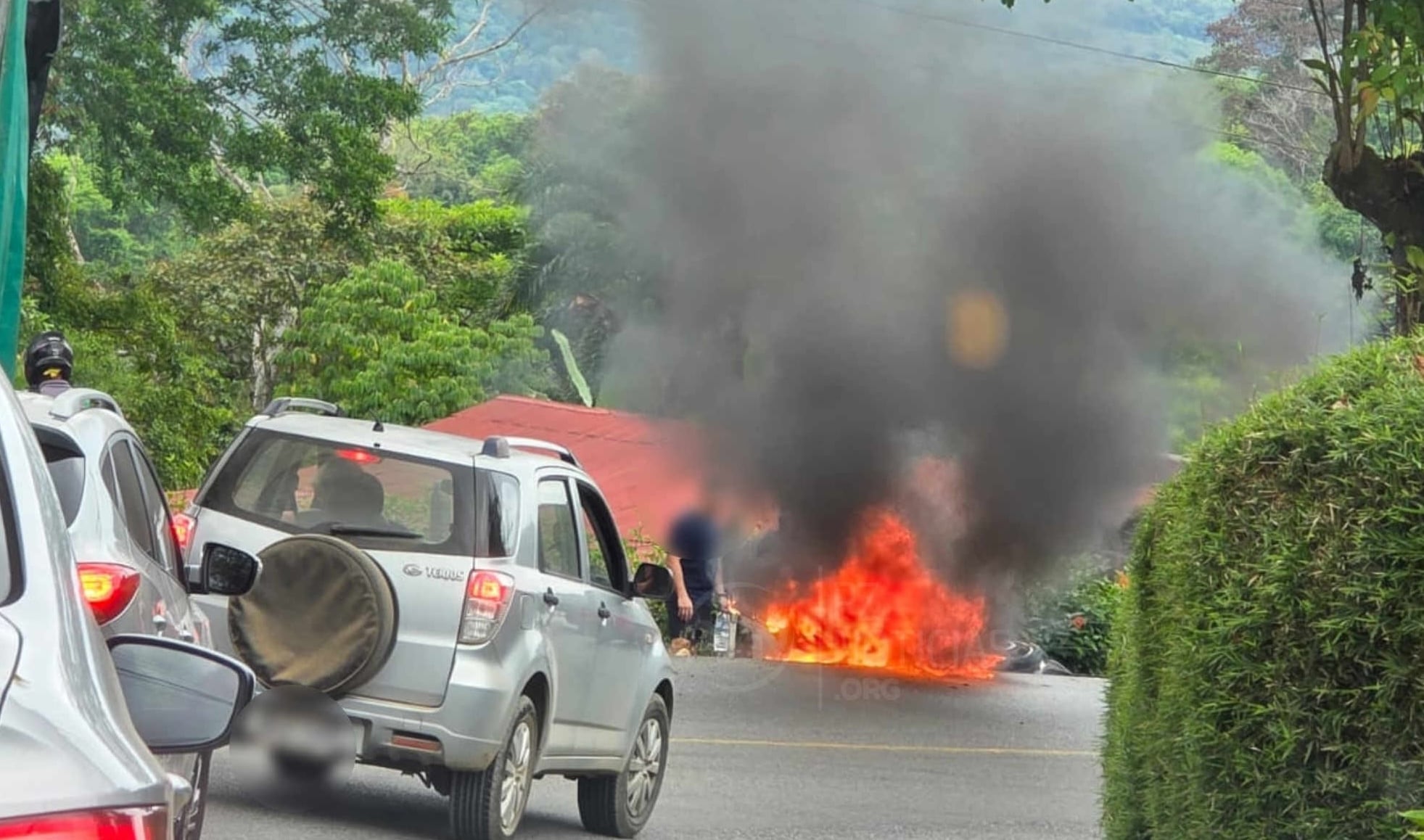 Imagen de la colisión entre una motocicleta y un camión ocurrió en Tinamaste de Pérez Zeledón, donde dos árbitros de fútbol perdieron la vida, según informó el OIJ.