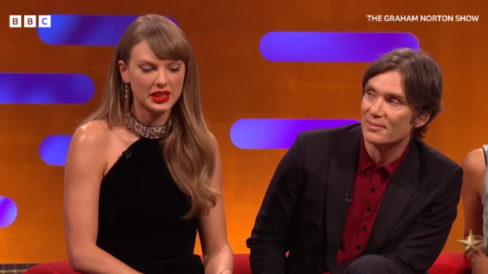 Cillian Murphy fue criticado por su expresión seria durante una entrevista compartida con Taylor Swift en televisión británica.