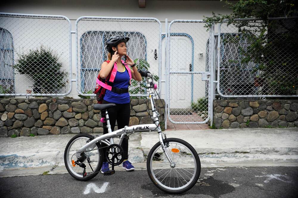 1 k Tana Salazar, de 27 años, sale en bicicleta de su casa, en El Alto de Guadalupe, rumbo a su trabajo, en Pavas. Ella cambió el carro por la bici para ahorrar tiempo. 2 k Los ciclistas se disputan el espacio con los peatones en la ciclovía en San José. 3 k Cerca de barrio González Lahman, en San José, dos ciclistas usan el carril para bicicletas. 4 k Luis Fonseca, de 50 años, va a su trabajo en bici desde hace 22 días. | DIANA MÉNDEZ, ALBERT MARÍN.