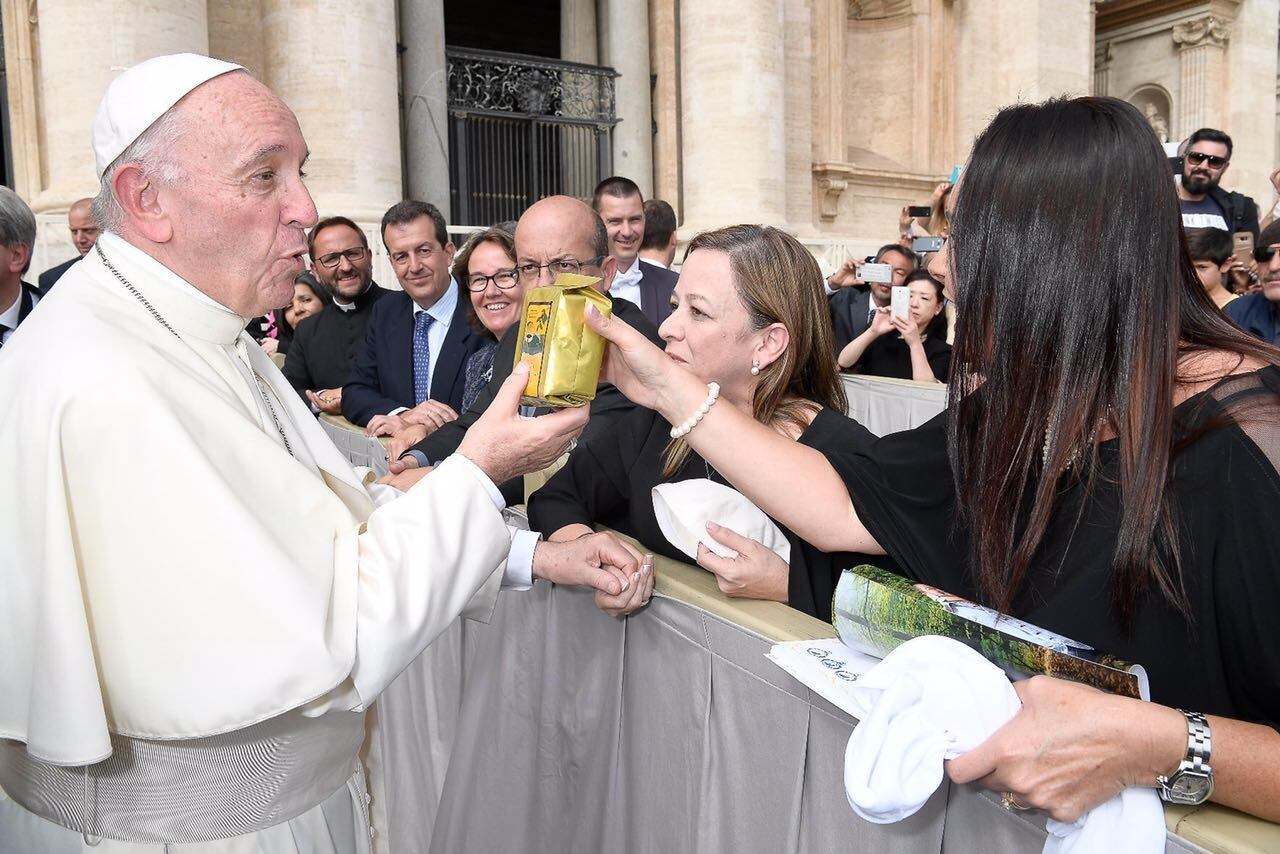 Papa Francisco con café de Costa Rica.