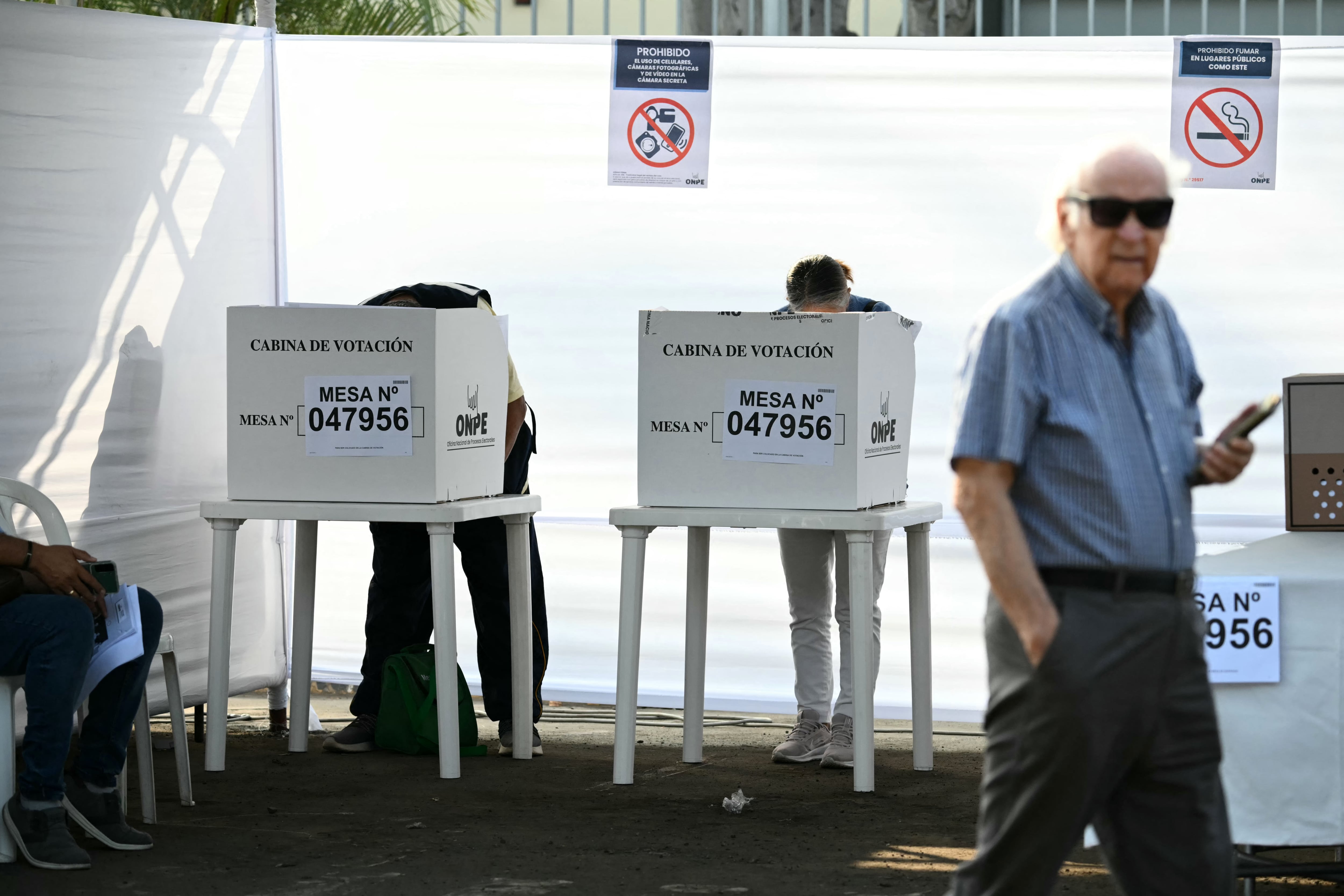 Personas votan en un centro electoral en Lima el 12 de abril de 2026, durante las elecciones presidenciales.