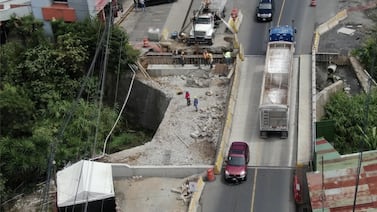 Atención conductores: paso regulado en San Nicolás de Cartago este martes por montaje de vigas en el puente del río Taras