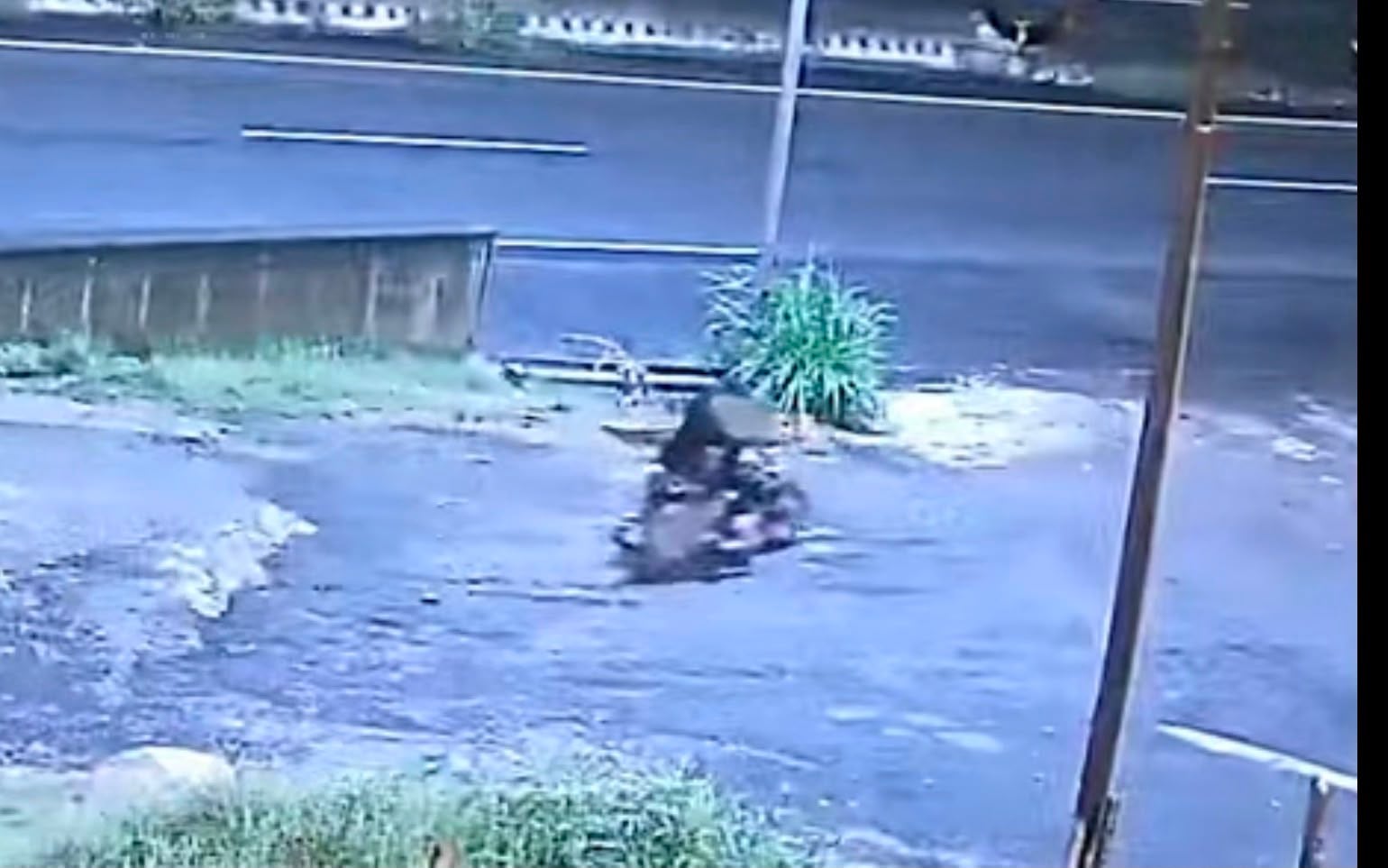 El OIJ difundió un video donde se aprecia a uno de los sospechosos de participar en el homicidio del joven Kevin Kirby ocurrido en Hatillo. El sujeto llevaba al frente el cuerpo del ofendido.