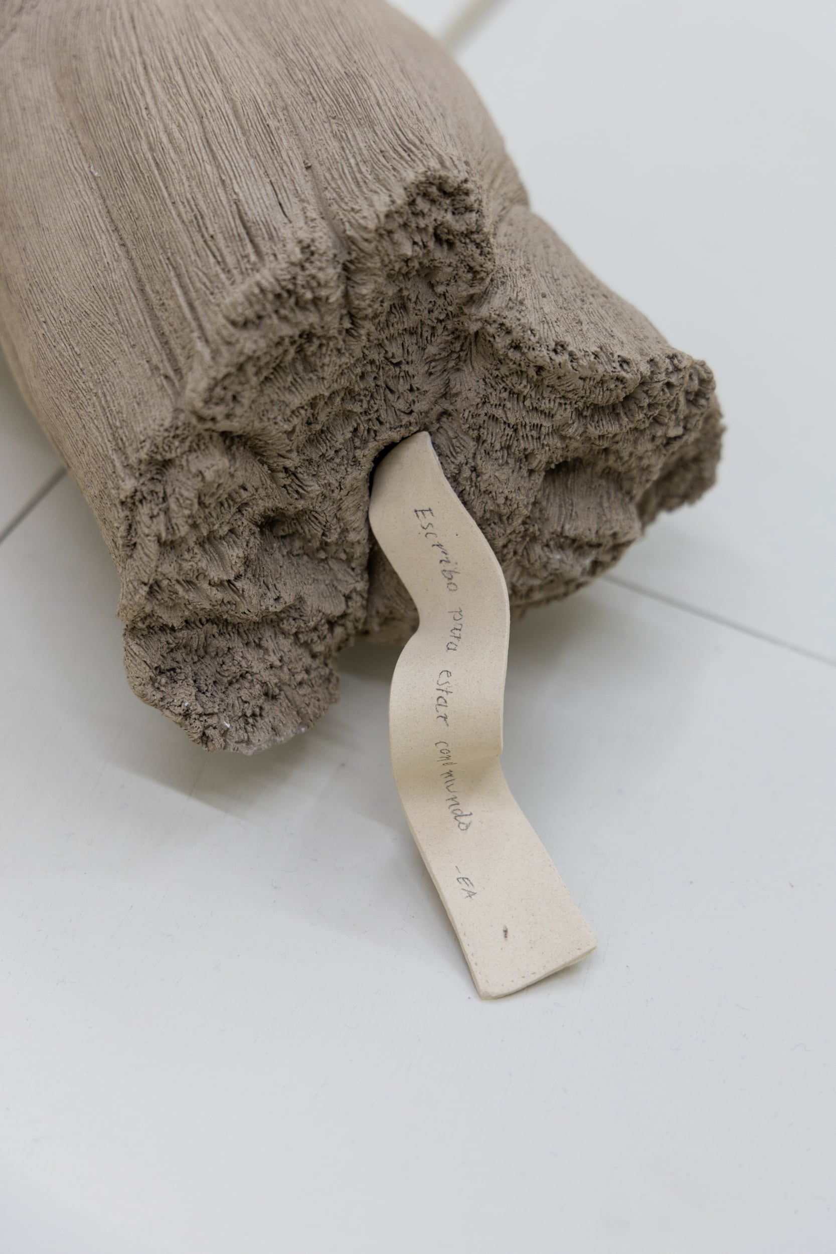 “punto de encuentro”, la exposición de la ceramista Camila Capra en la sala <vértice>, dirige la mirada al pasado, navegando la historia familiar como una intersección entre revelación y secreto.