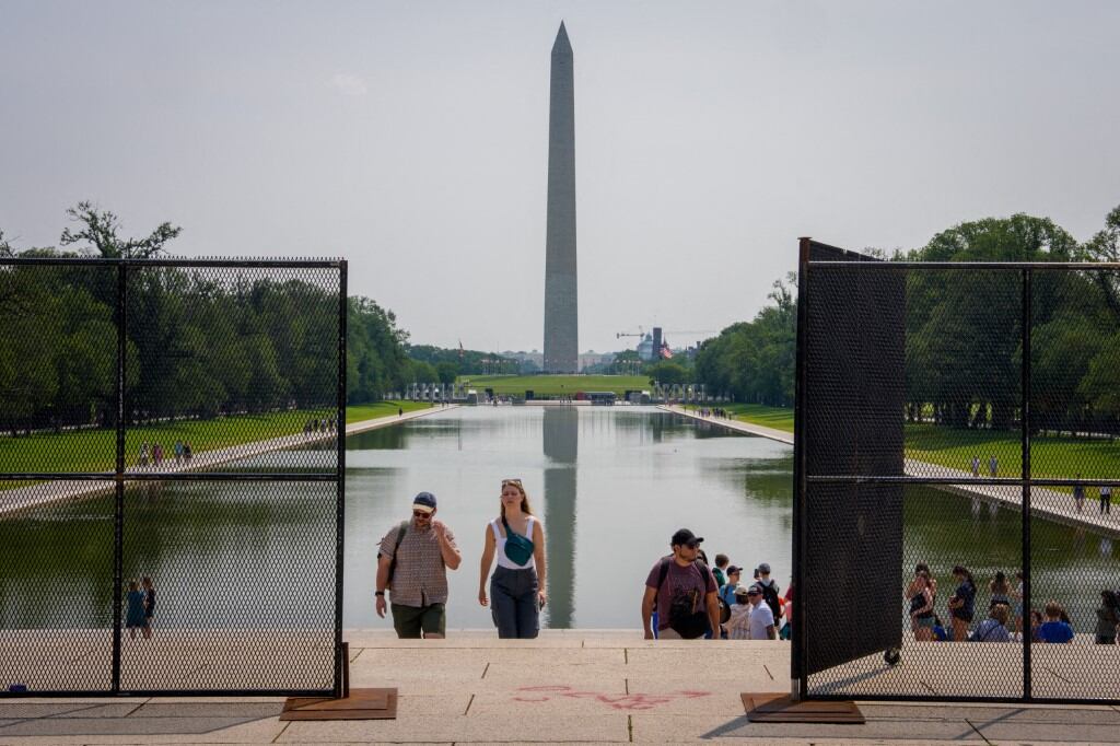 WASHINGTON, D.C. – 11 DE JUNIO: El Monumento a Washington y el Reflecting Pool son visibles mientras se instala un vallado temporal en gran parte del National Mall, en preparación para el desfile y la celebración del 250.º aniversario del Ejército, el 11 de junio de 2025 en Washington, D.C. Tanques y otros equipos militares pesados han llegado a la capital del país para un desfile militar en honor al 250.º aniversario del Ejército de EE. UU., que coincide con el cumpleaños del presidente Donald Trump y el Día de la Bandera. Andrew Harnik/Getty Images/AFP (Foto: Andrew Harnik / GETTY IMAGES NORTH AMERICA / Getty Images vía AFP)