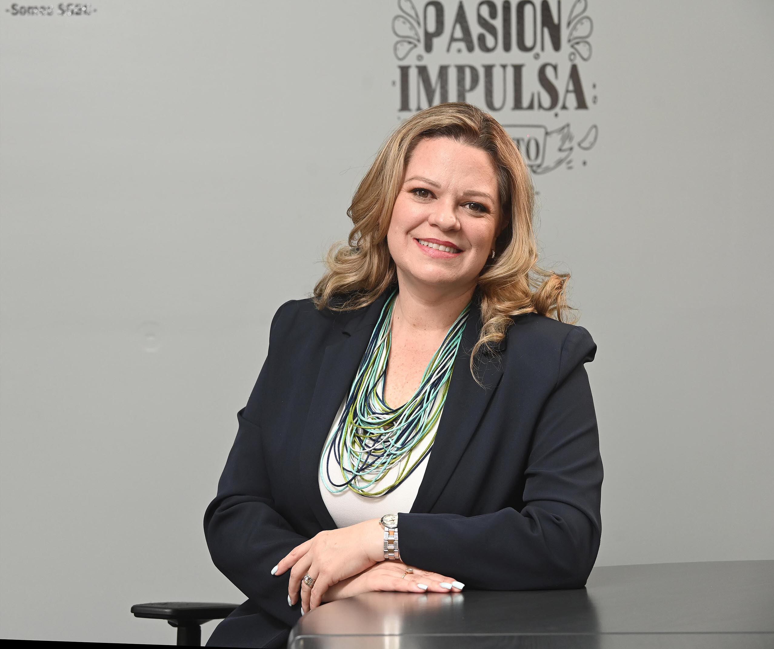 10 de noviembre del 2025. Banco Nacional, San José. Entrevista a Leticia Arguedas quien es la directora de la experiencia de marca del Banco Nacional. En la entrevista se anunció el inicio de la navidad en esa institución asi como un sistema de premios y facilidades para todos los usuarios de tarjetas durante las fiestas de fin y principio de año incluyendo a aquellos que pagen el marchamo a través de las plataformas del banco. En la foto: Leticia Arguedas durante la entrevista.