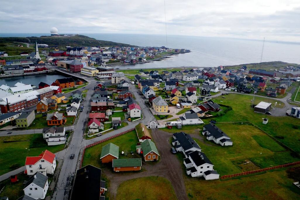 Vista aérea de Vardø, Noruega, el pueblo pesquero en el centro de los juicios de brujas de Finnmark del siglo XVII