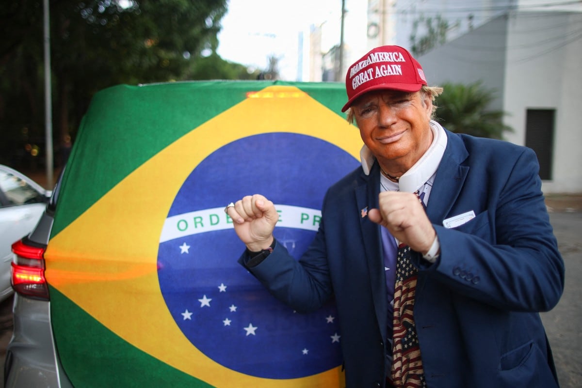 Un hombre con una máscara que representa al presidente de Estados Unidos, Donald Trump, asiste a un mitin del candidato presidencial brasileño de derecha Flávio Bolsonaro, en Goiânia, Brasil, el 27 de septiembre de 2026.