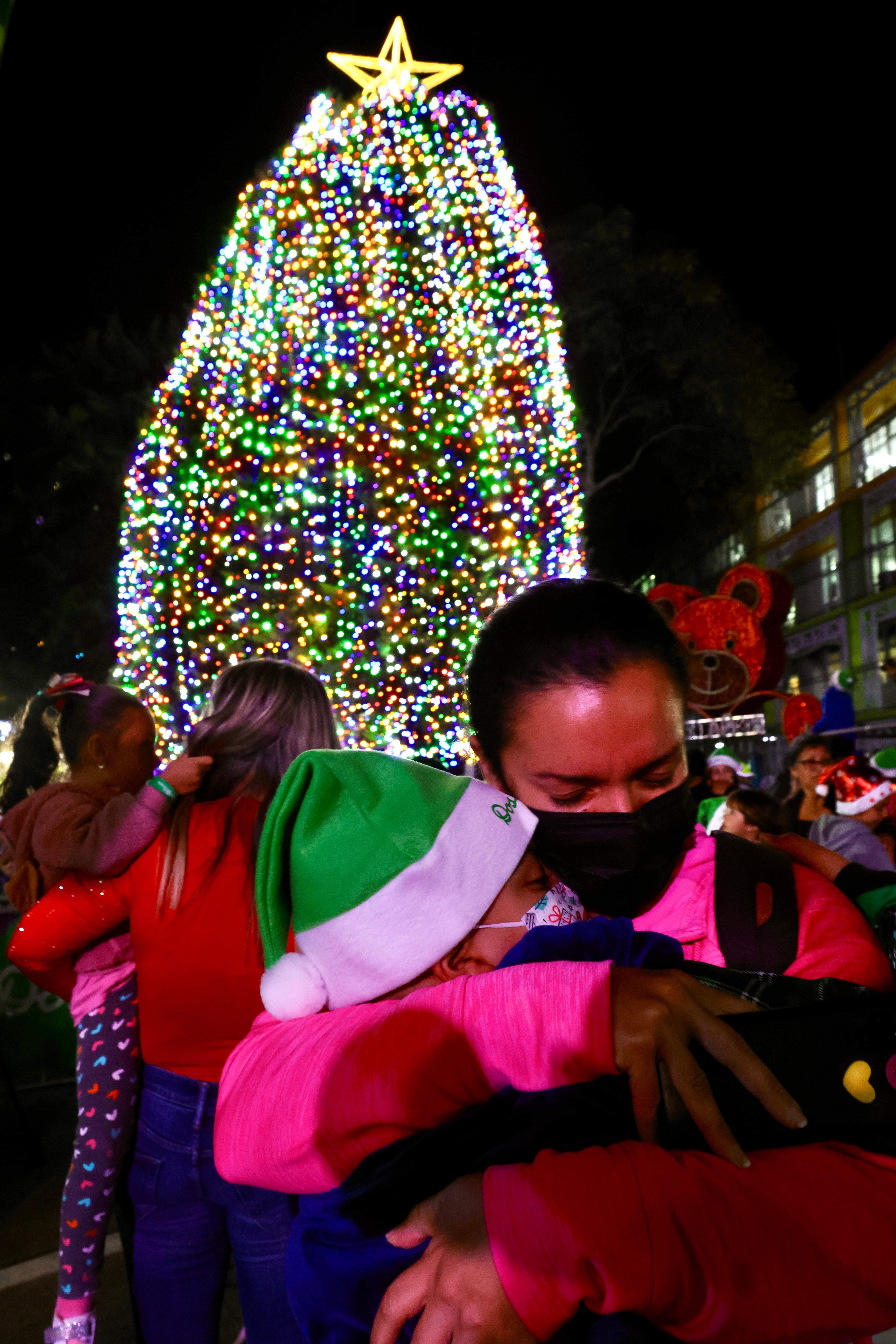 Alison Blanco abraza a su hijo Felipe Rosales en el momento de la iluminación del árbol de Navidad del Hospital Nacional de Niños.