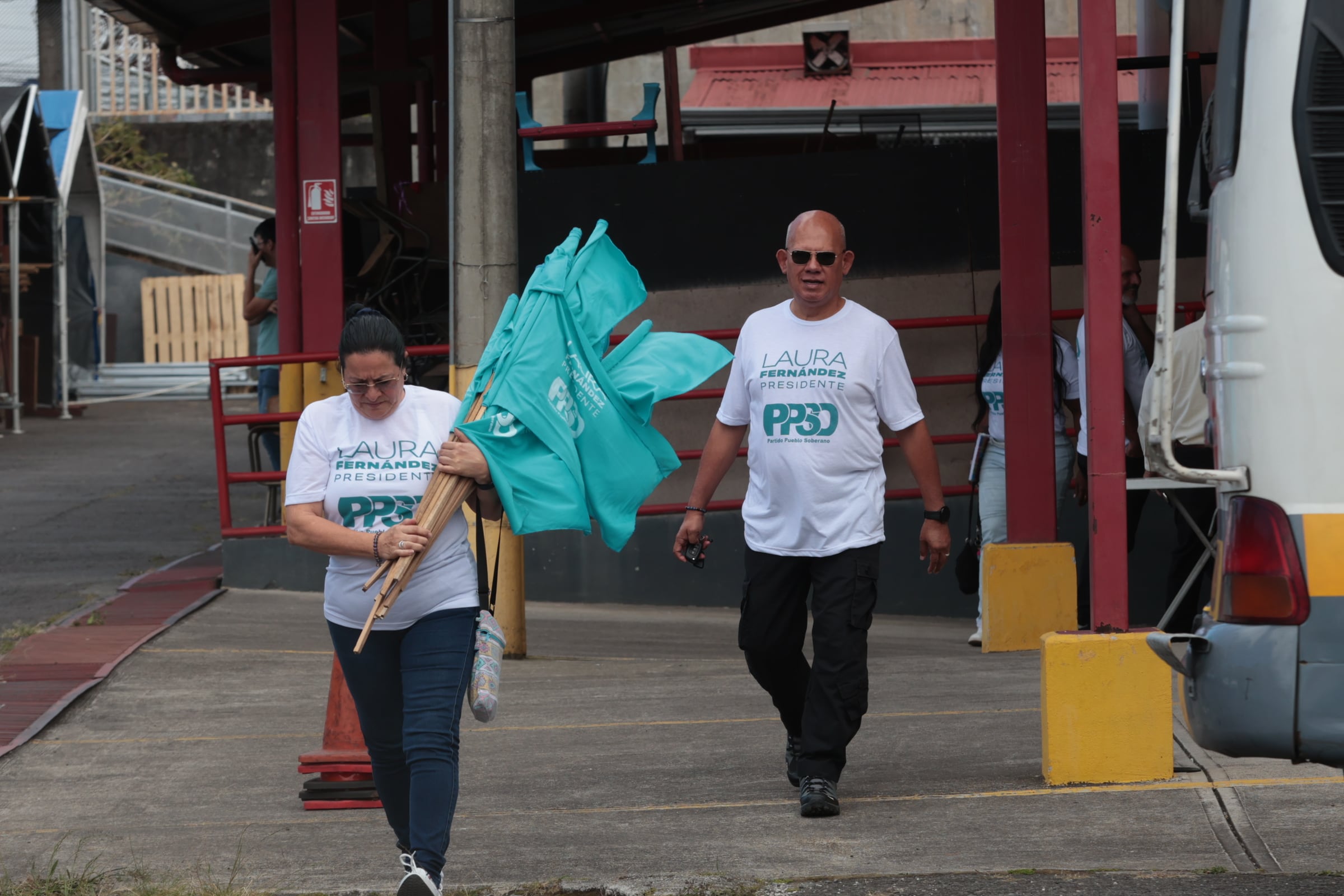 La campaña de Laura Fernández se reunió con pastores evangélicos del templo bíblico en Tibás / Foto John Durán