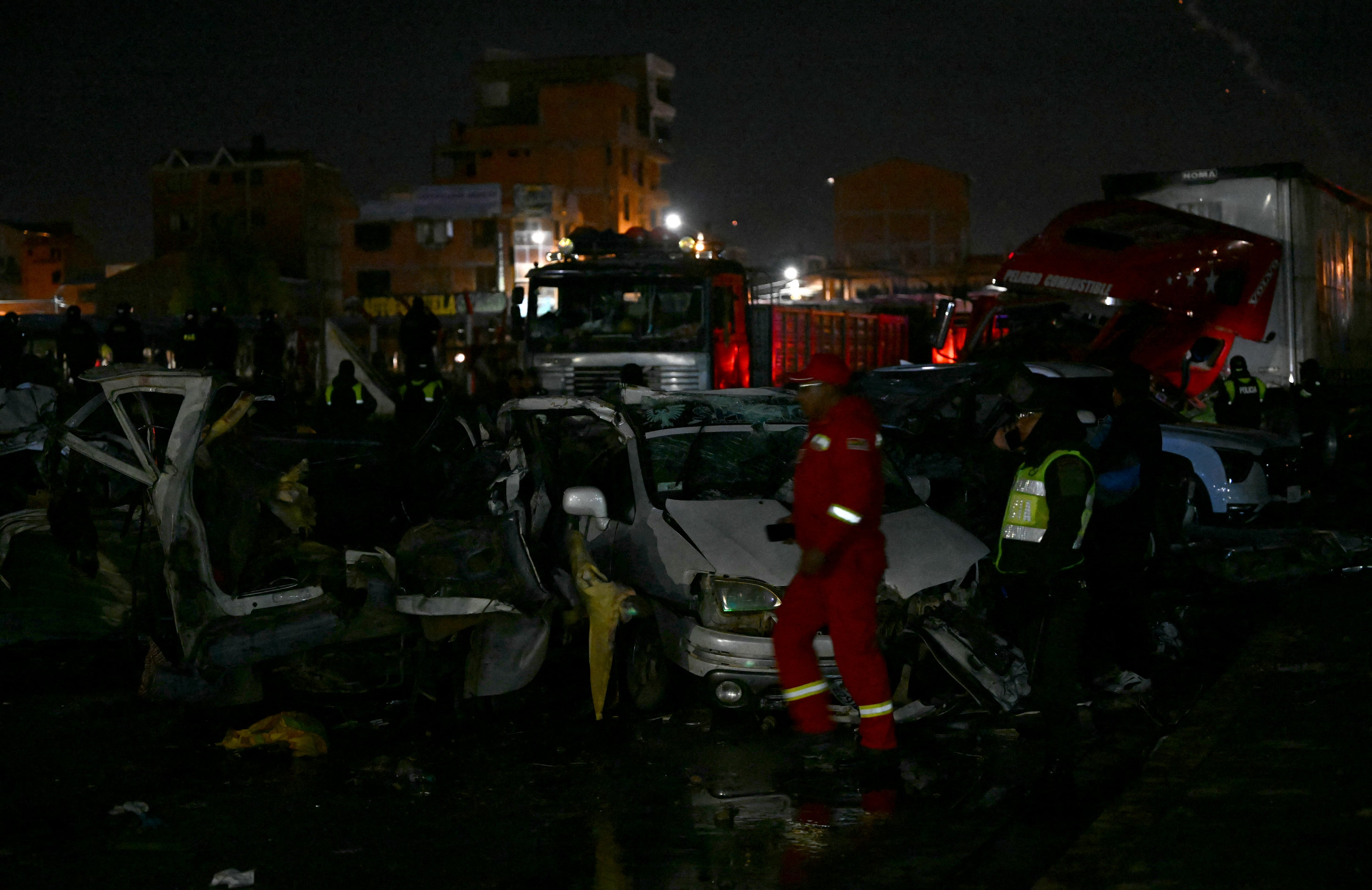 Partes del fuselaje destruido de la aeronave Hércules de la Fuerza Aérea Boliviana yacían en una calle de la ciudad de El Alto.