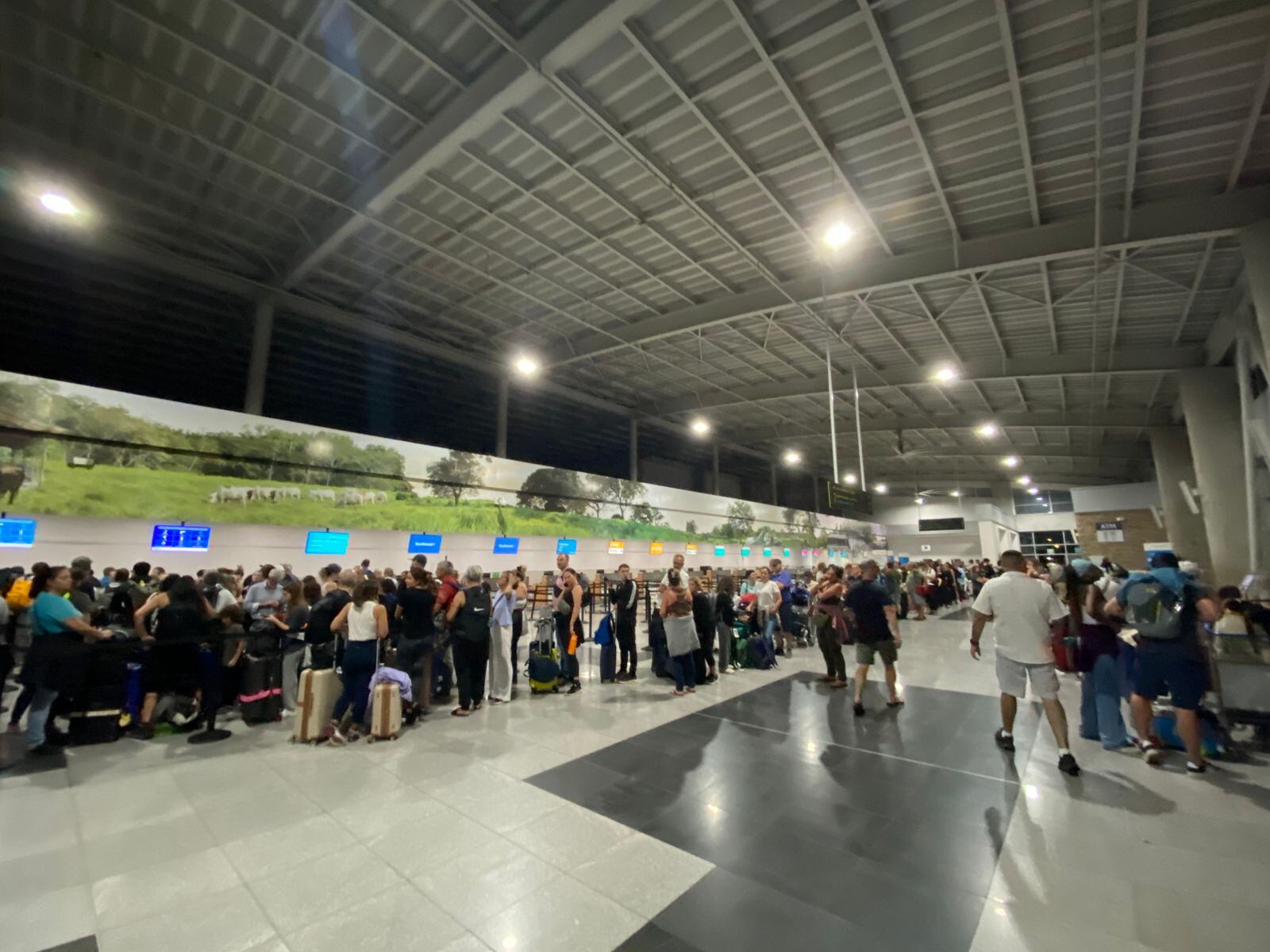 Las filas de pasajeros en el Aeropuerto de Guanacaste eran grandes la noche de este 17 de noviembre, 1.005 turistas no pudieron tomar su vuelo.