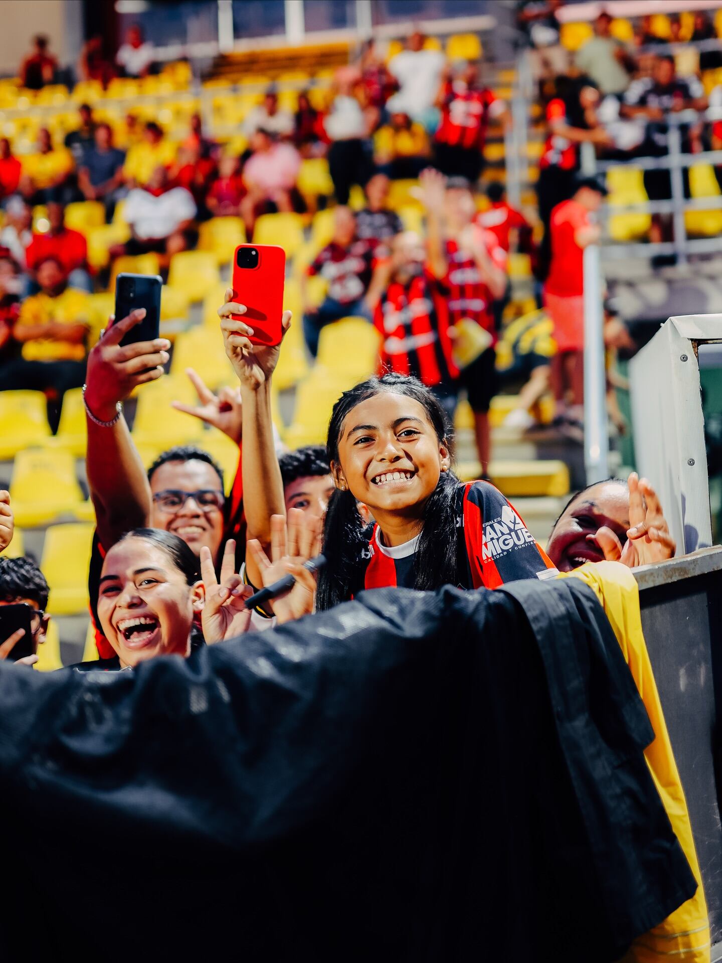 En el Estadio Edgardo Baltodano se vive una verdadera fiesta antes del partido entre el Municipal Liberia y Liga Deportiva Alajuelense.