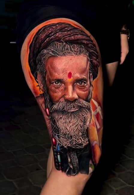 Andrés Martínez también realiza tatuajes basados en el realismo de figuras aborígenes. Uno de sus trabajos más especiales lo lleva su esposa: un tatuaje de un aborigen en el muslo.