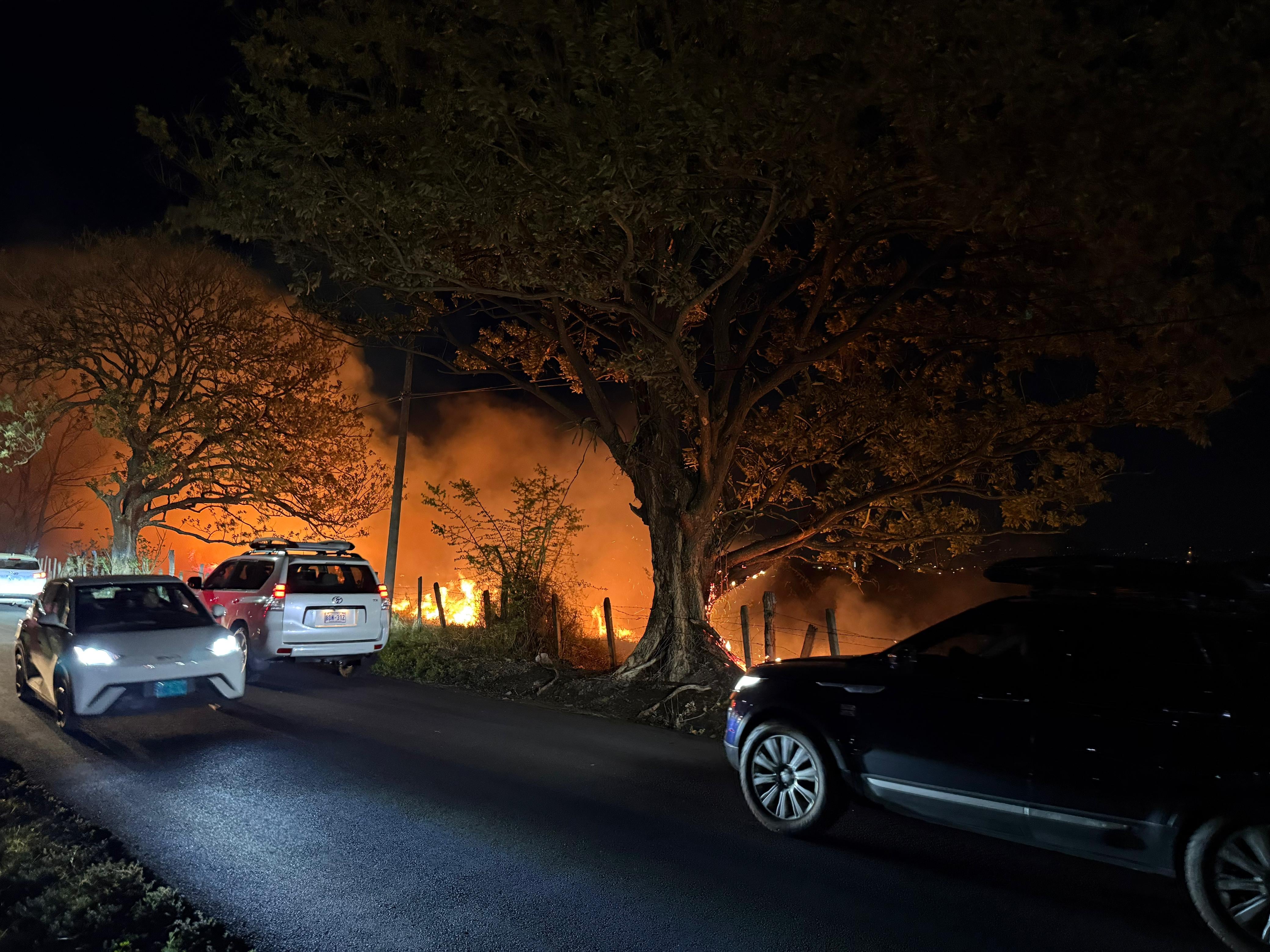 El incendio en un charral en La Guácima está controlado.