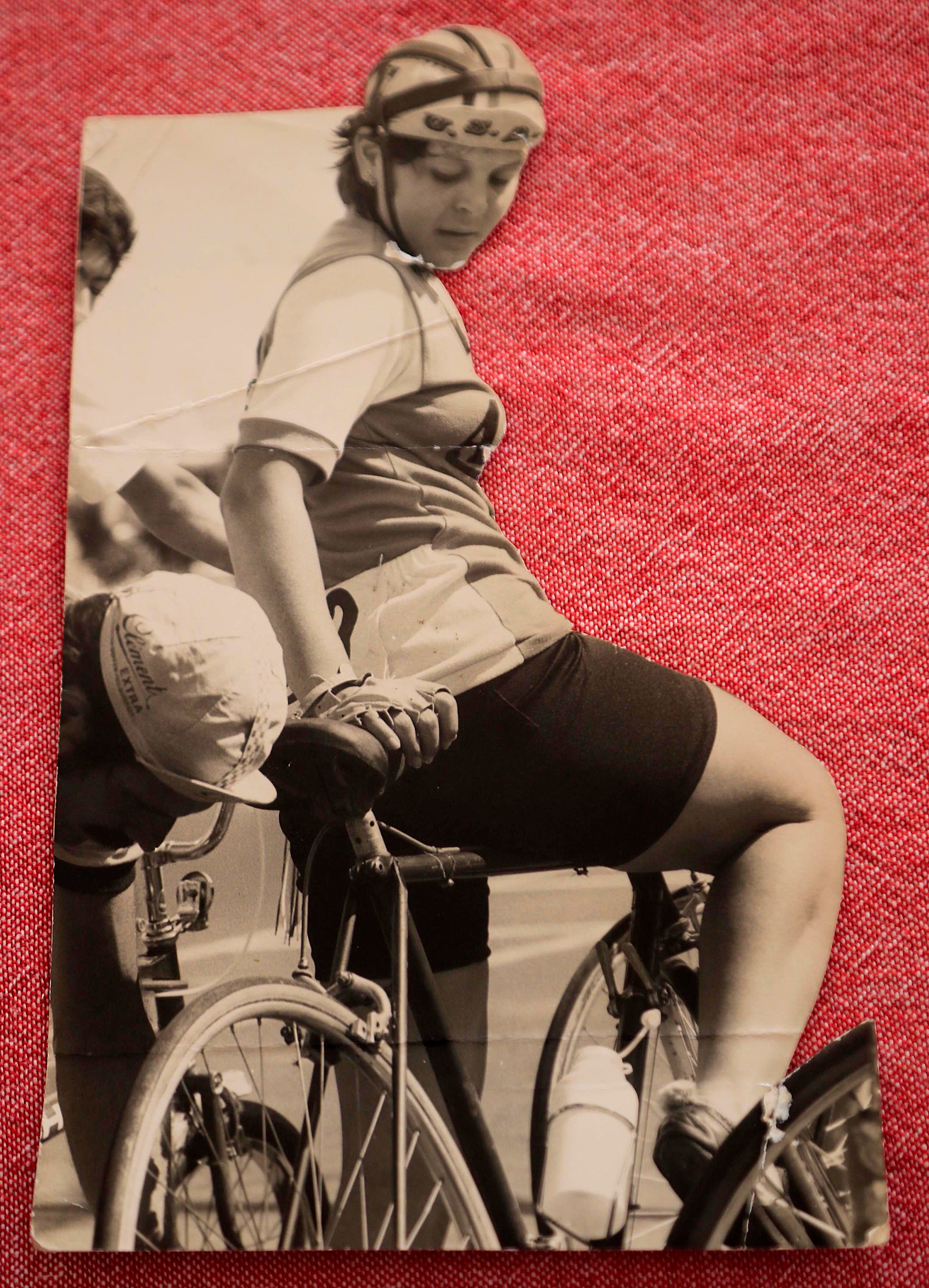 05/01/2024 Tejar del Guarco. Nakury, cantautora, periodista y realizadora audiovisual y su mamá la diputada liberarionista, Rosaura Méndez, primera campeona nacional de ciclismo.