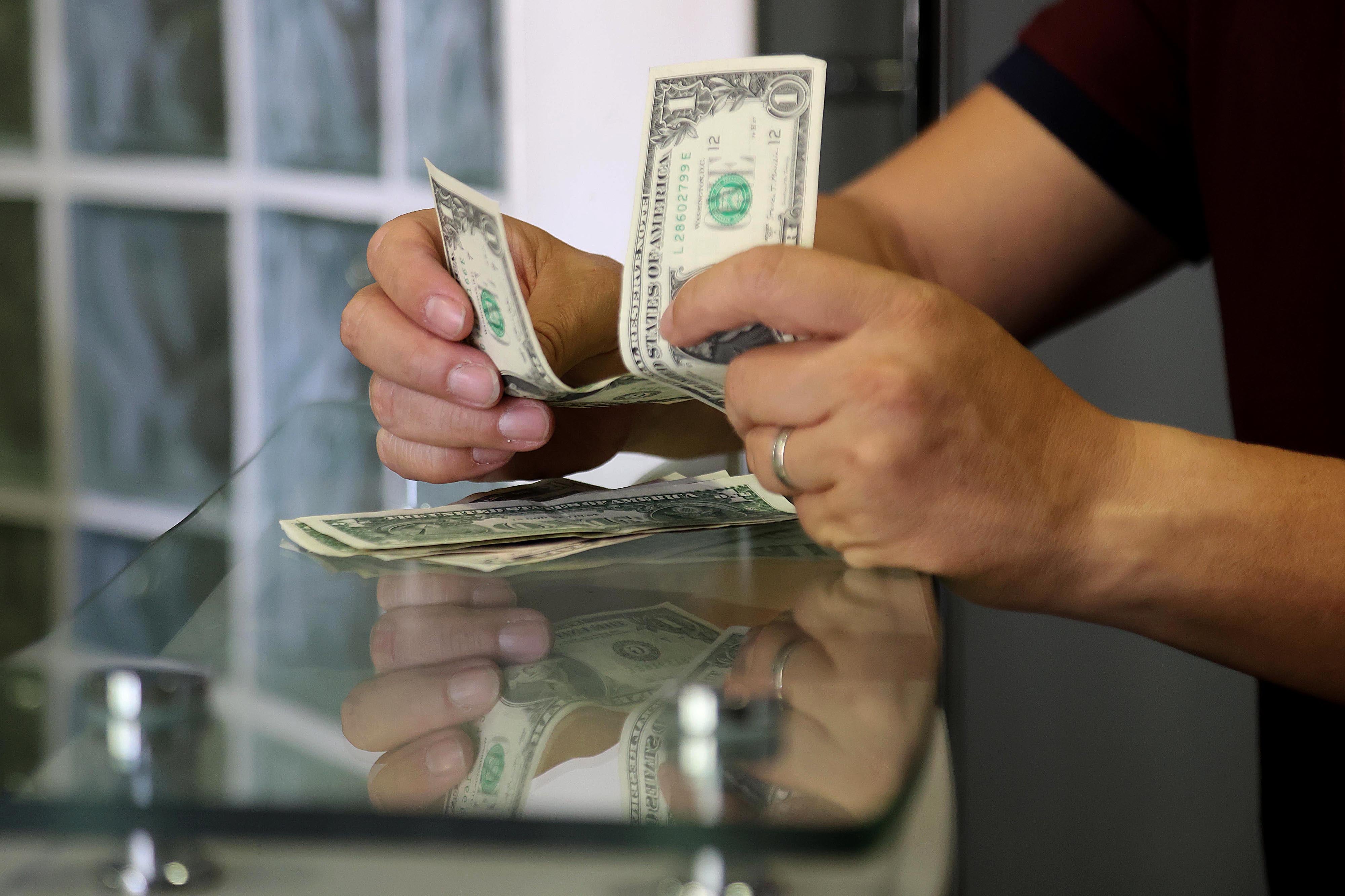 23/04/2024 Fotos de dolares y colones, para notas relacionadas con Tipo de cambio, Cambo de divisas, Dolar vs. colón, Cambio de dolares; Moneda estadounidense, etc. Foto: Rafael Pacheco Granados