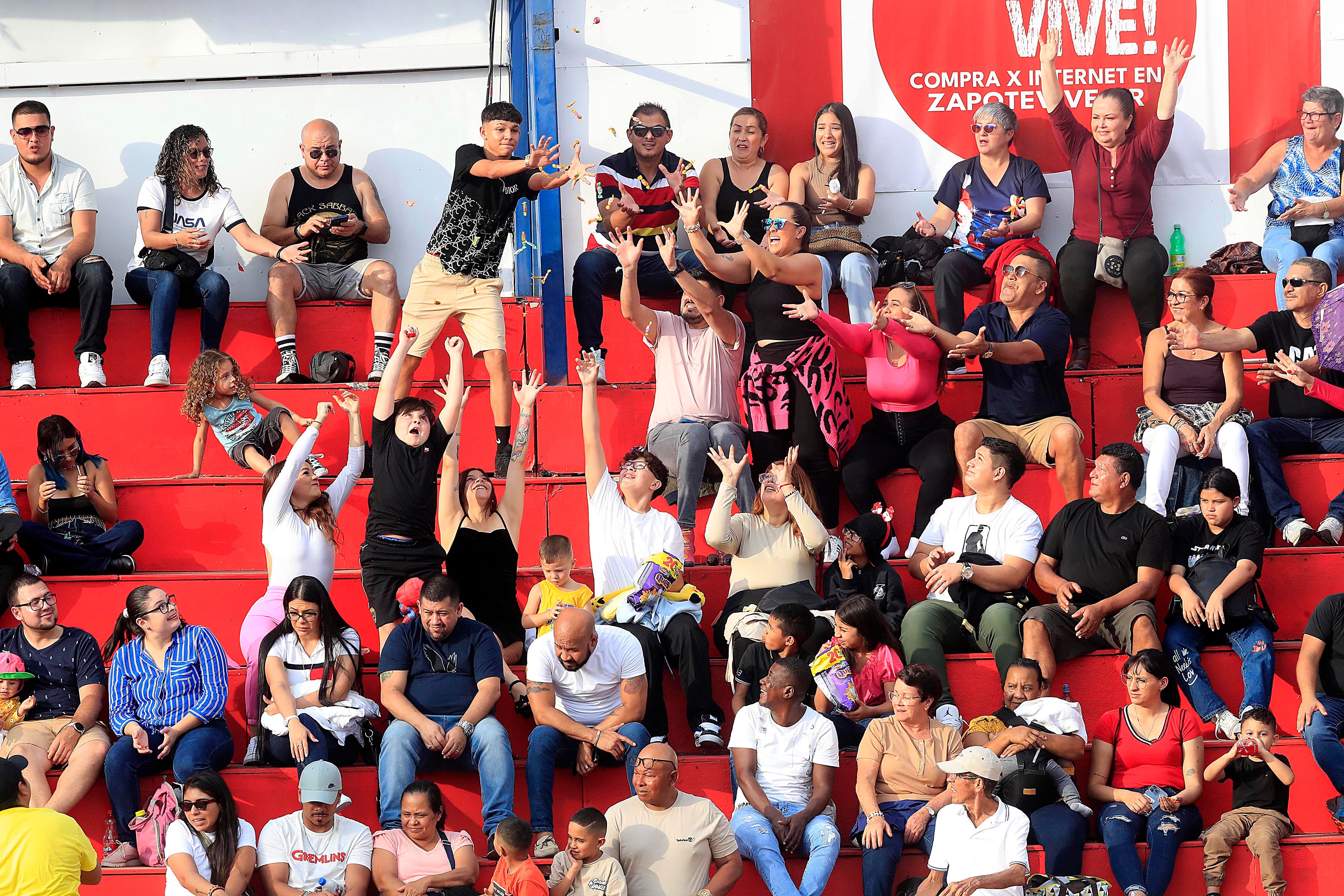 26/12/2023 Zapote. Las emociones volvieron a aparecer, este martes por la tarde, en el Redondel de Zapote con las tradicionales corridas de toros, especialmente con la participación de los toreros improvisados.