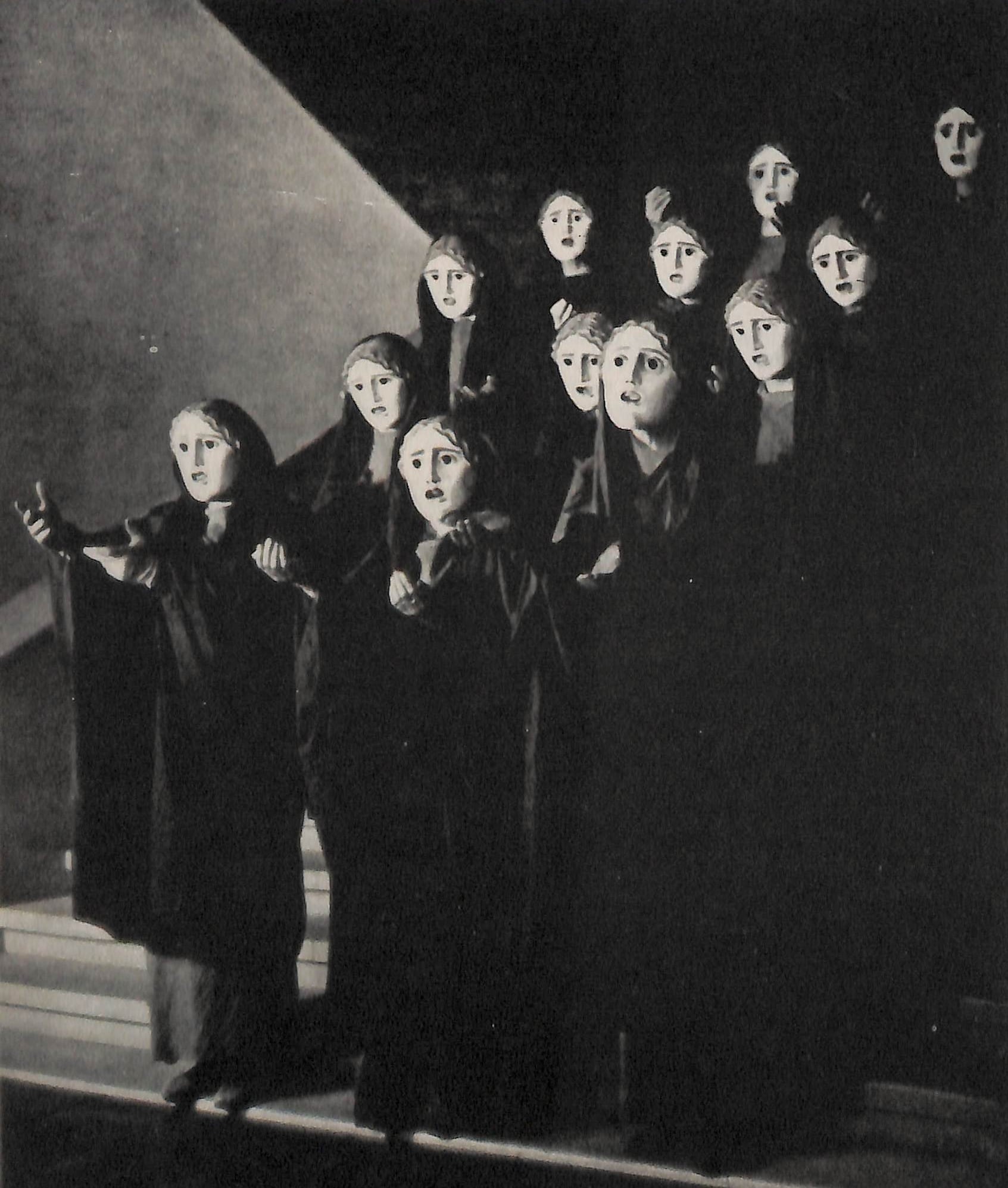 El coro en la presentación de la obra de teatro 'Antígona'.