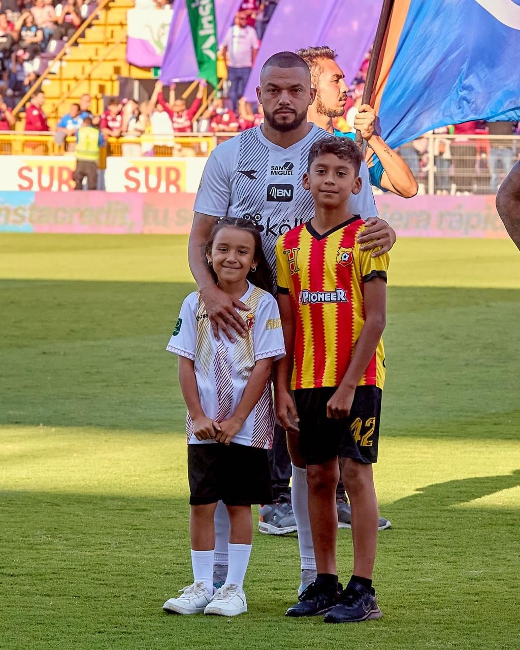 Jhariel encuentra gran apoyo en su hermana, Madisson, y su padre: John Jairo Ruiz. Fotografía: Cortesía
