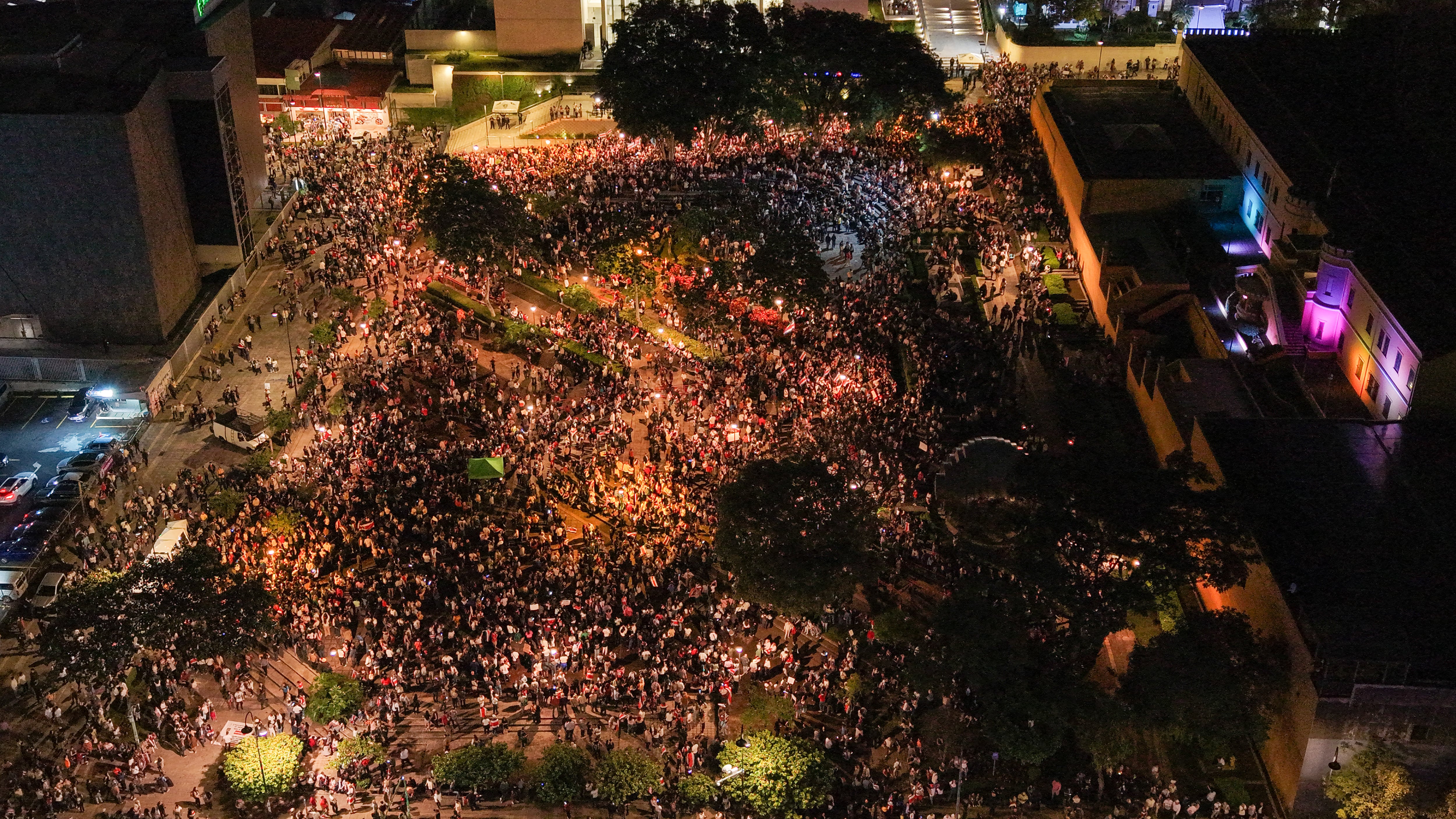 Miles de costarricenses tomaron avenida Segunda y Plaza de la Democracia para defender independencia del Poder Judicial este jueves 6 de agosto.