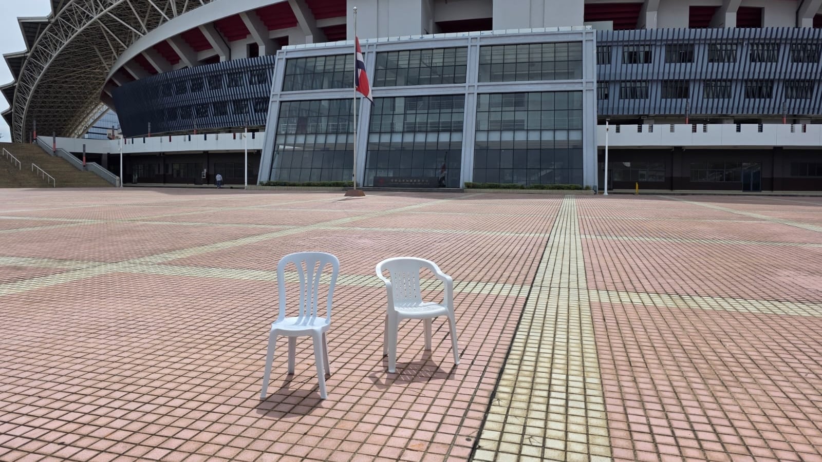 Las sillas plásticas están colocadas como en la portada del último disco de Bad Bunny.