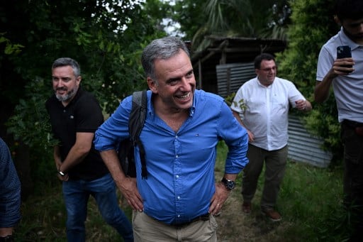 Presidente electo de Uruguay, Yamandú Orsi, en la casa de José Mujica tras una reunión el 25 de noviembre de 2024, Montevideo.