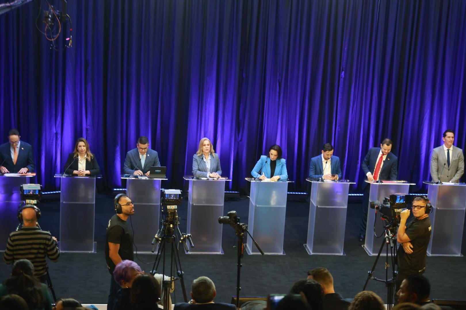 En el debate de este jueves 22 de enero participan Eliécer Feinzaig (Liberal Progresista), Claudia Dobles (Coalición Agenda Ciudadana), Fabricio Alvarado (Nueva República), Ana Virginia Calzada (Centro Democrático y Social), Natalia Díaz (Unidos Podemos), Ariel Robles (Frente Amplio), Juan Carlos Hidalgo (Unidad Social Cristiana) y José Aguilar (Avanza).