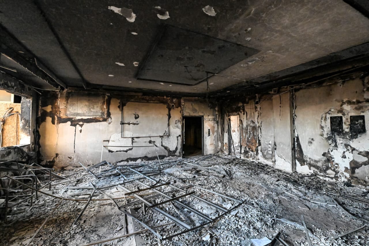 Sala destruida y calcinada en prisión abandonada de Saidnaya, Siria.