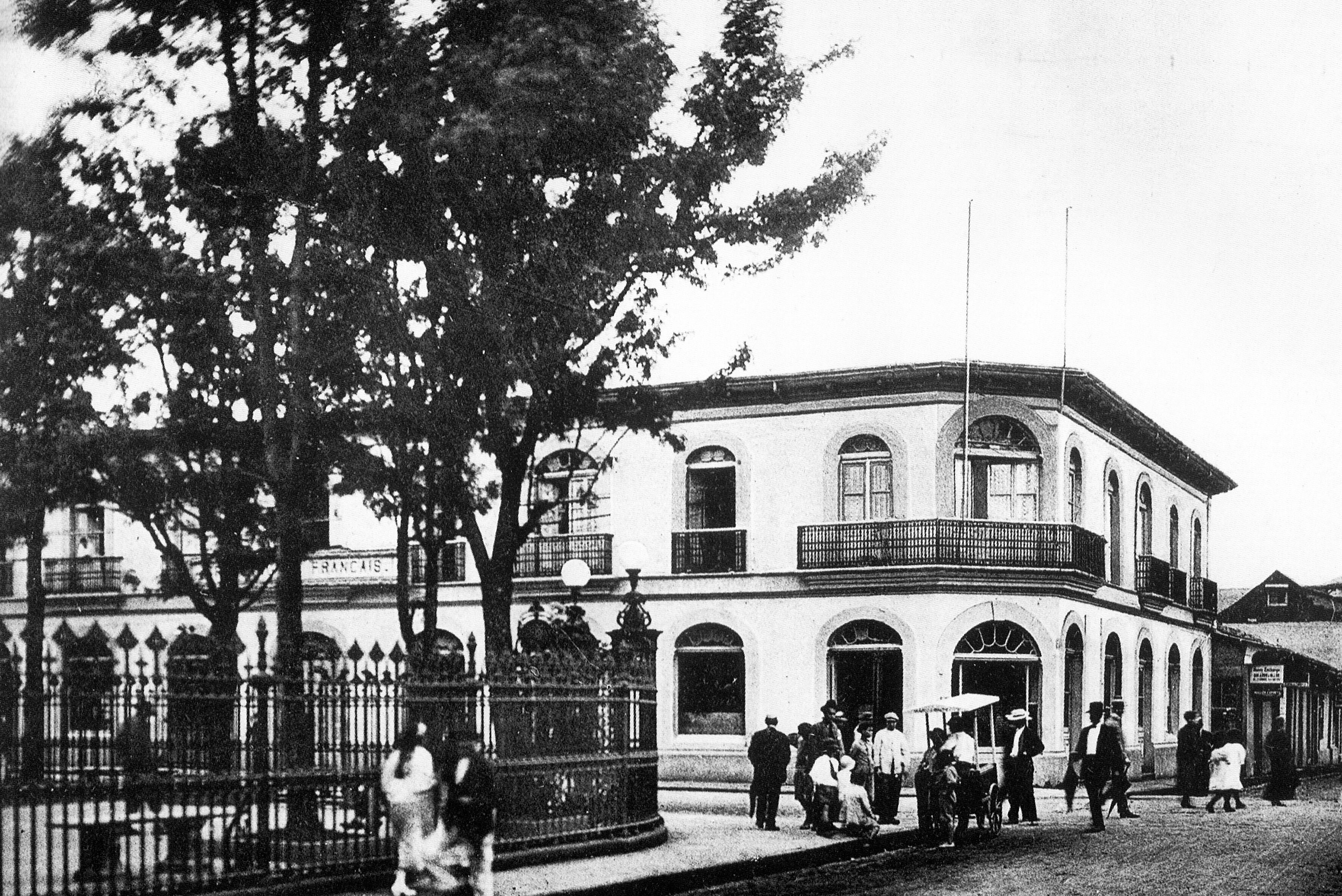 El Gran Hotel Francés, al costado noroeste del Parque Central, hacia 1920.