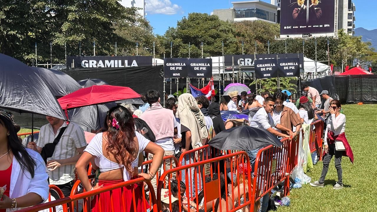 Decenas de fanáticos de Bad Bunny esperan en la fila para ingresar al Estadio Nacional, en La Sabana.