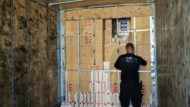 Policía de Control Fiscal decomisa 2,2 millones de cigarros ocultos en doble forro de camión en Golfito