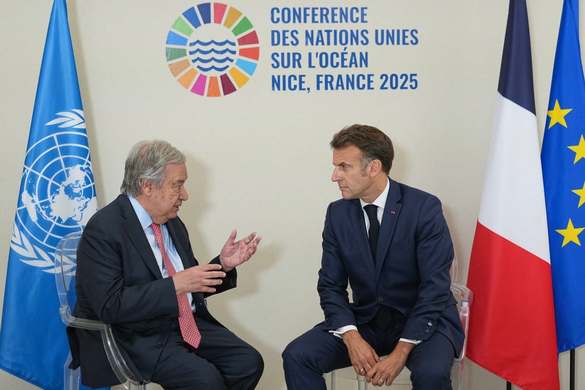 El secretario general de la ONU, António Guterres (izq.), se reúne con el presidente de Francia, Emmanuel Macron, antes de una reunión bilateral al margen de la Conferencia de las Naciones Unidas sobre los Océanos (UNOC3), en la ciudad de Niza, en la Riviera francesa, el 9 de junio de 2025. (Foto: Laurent Cipriani / POOL / AFP)