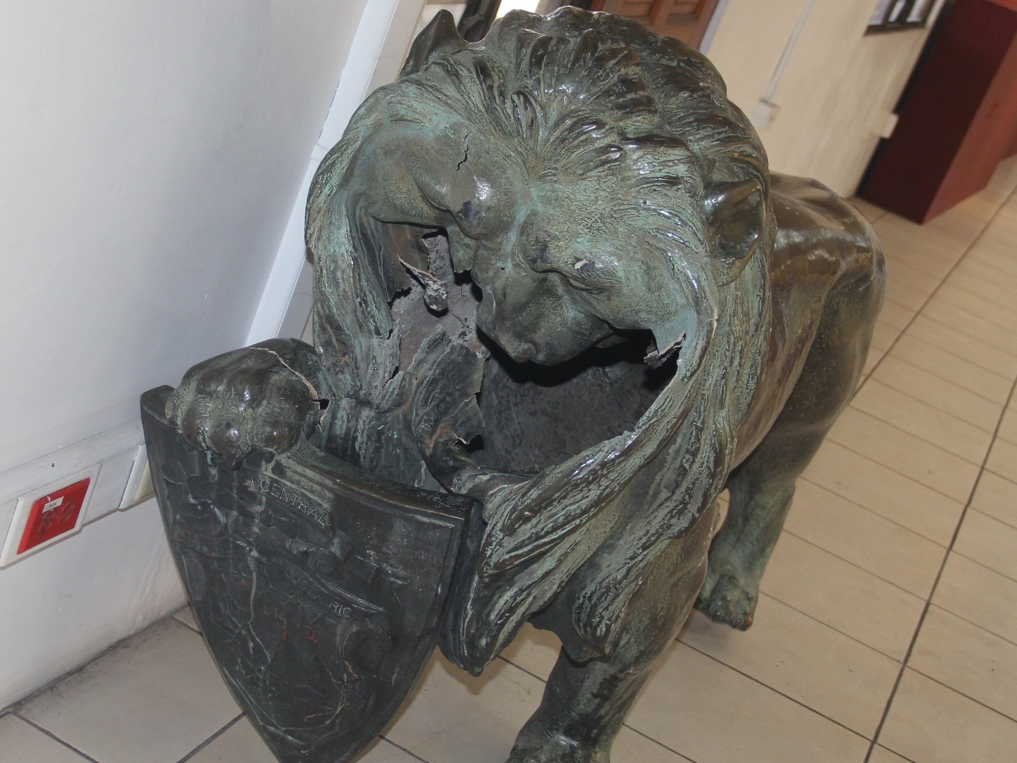 Cuantiosos daños sufrió el león de bronce de la estatua de León Cortés Castro luego del violento choque que el conductor de un pick up tuvo contra la estructura. Foto: ICODER